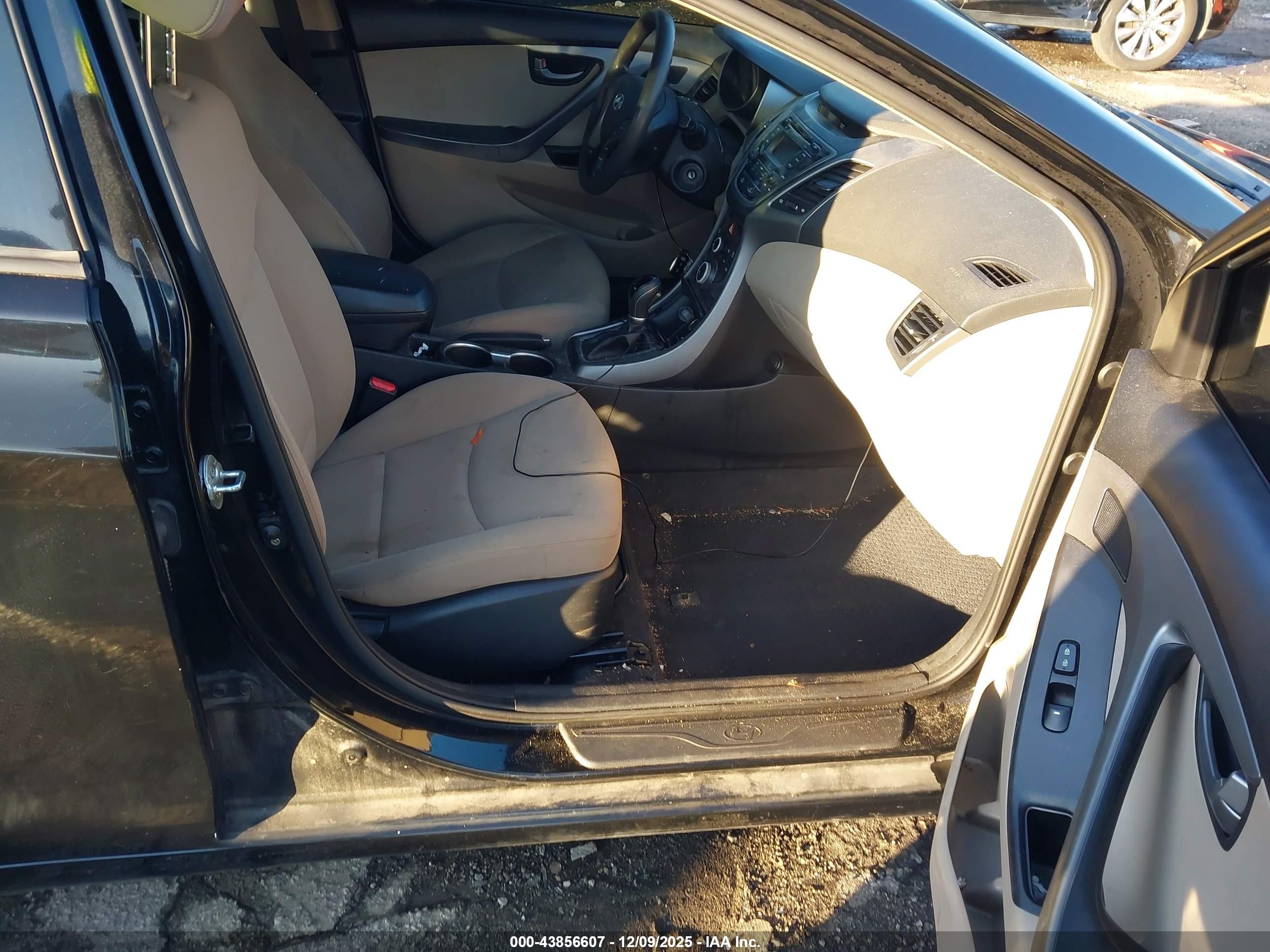 HYUNDAI ELANTRA image 5