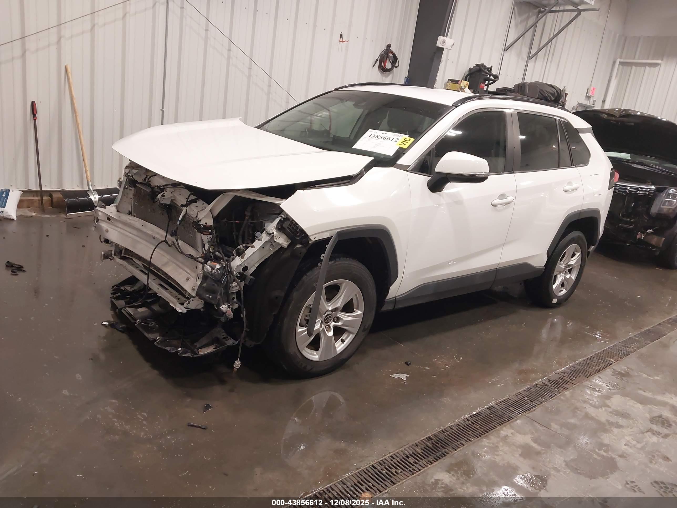 TOYOTA RAV4 image 2