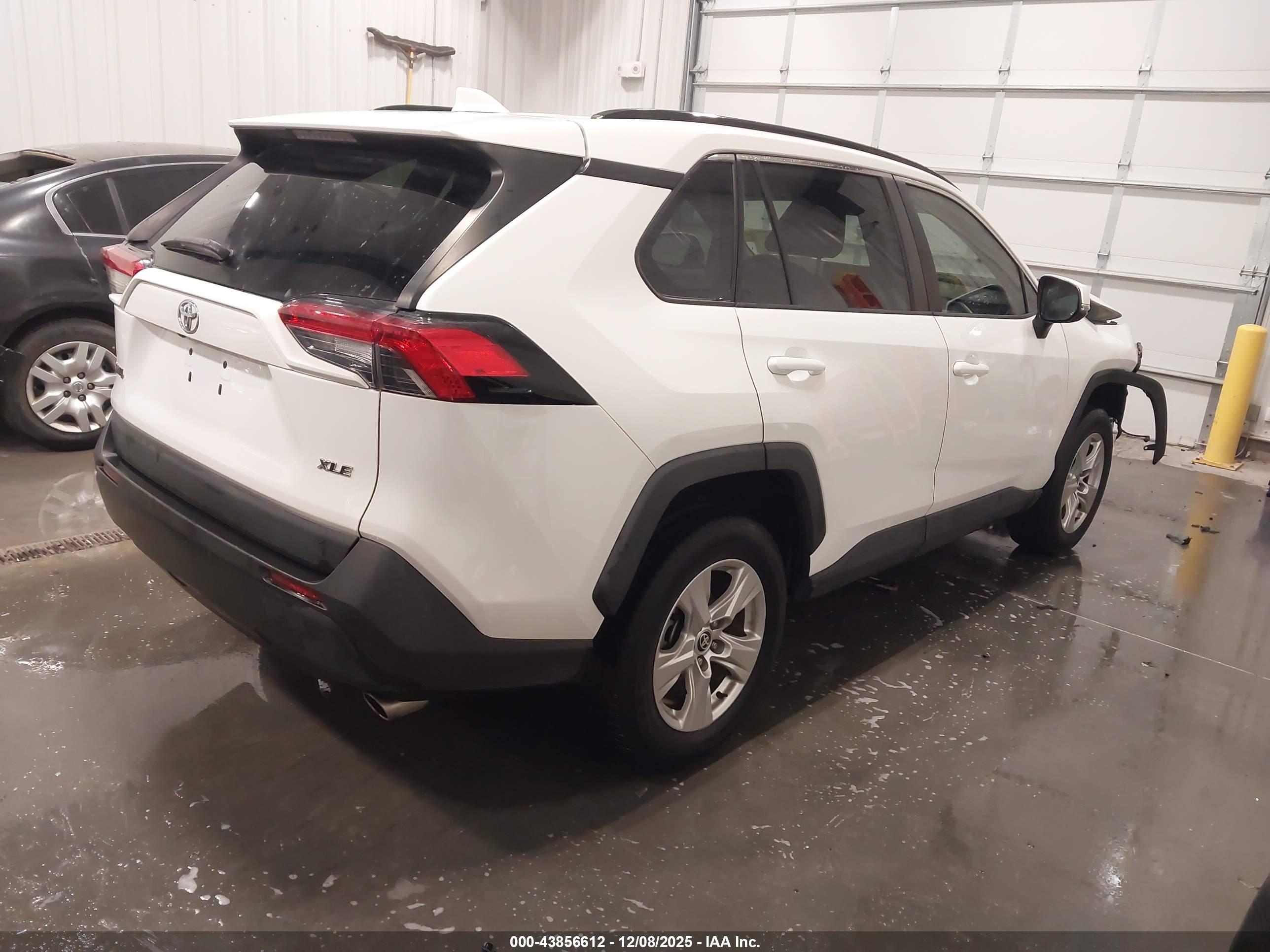 TOYOTA RAV4 image 4