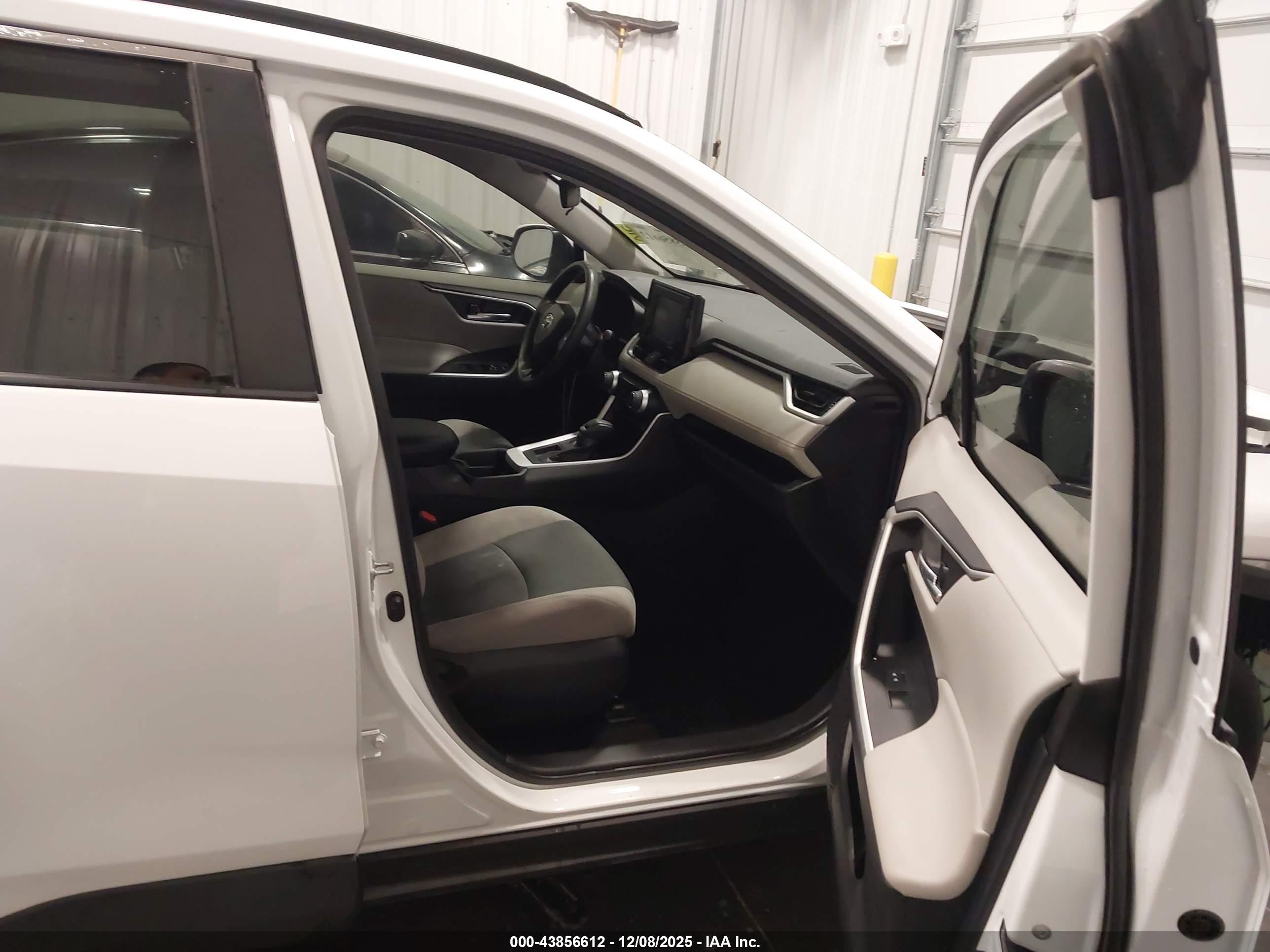 TOYOTA RAV4 image 5