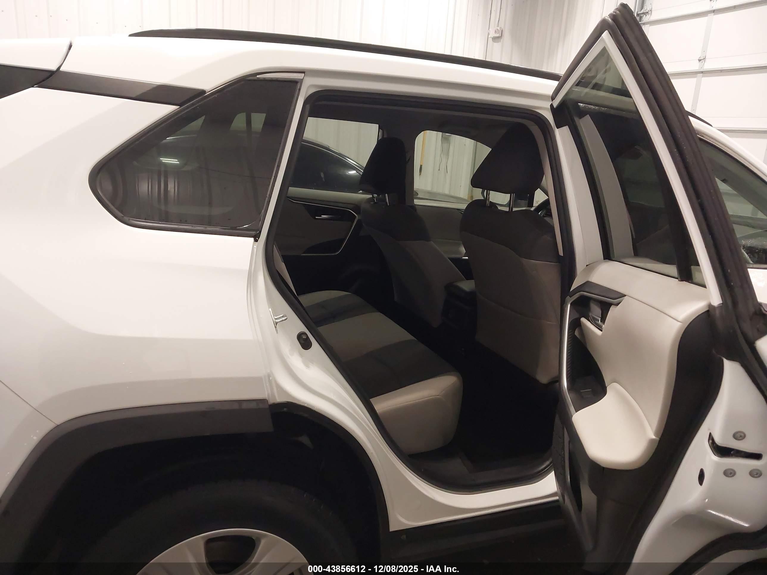 TOYOTA RAV4 image 8