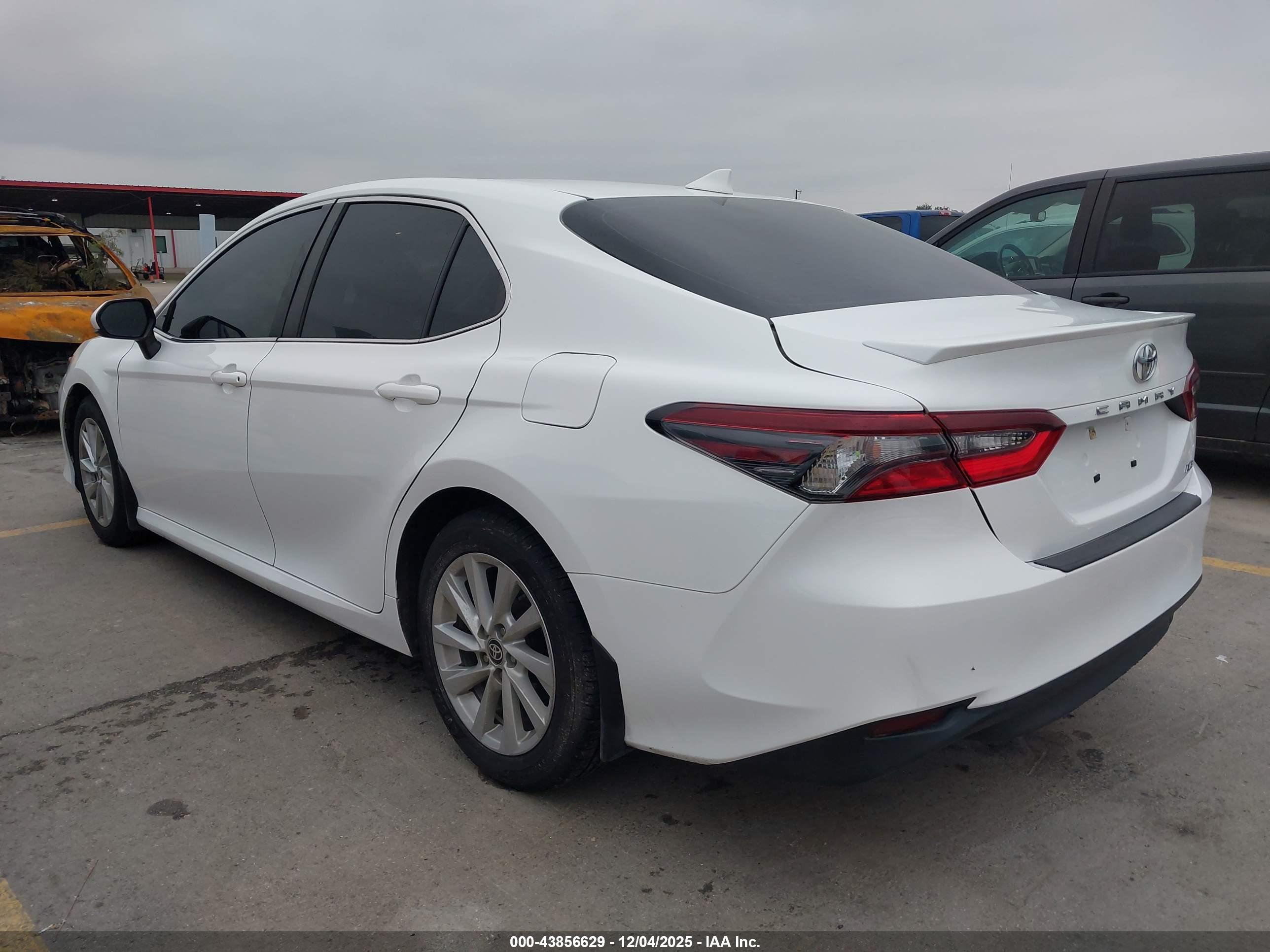 TOYOTA CAMRY image 3