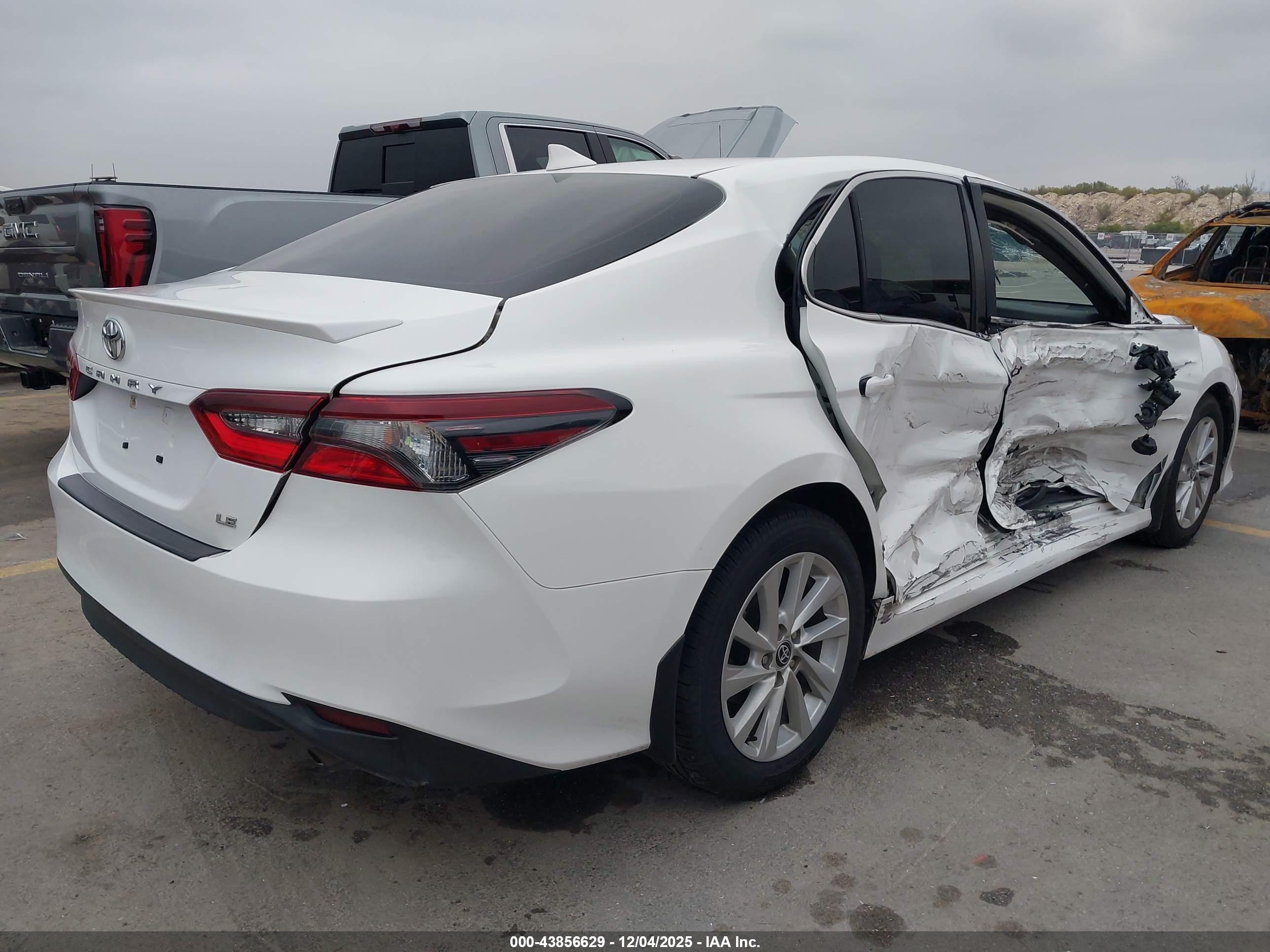 TOYOTA CAMRY image 4