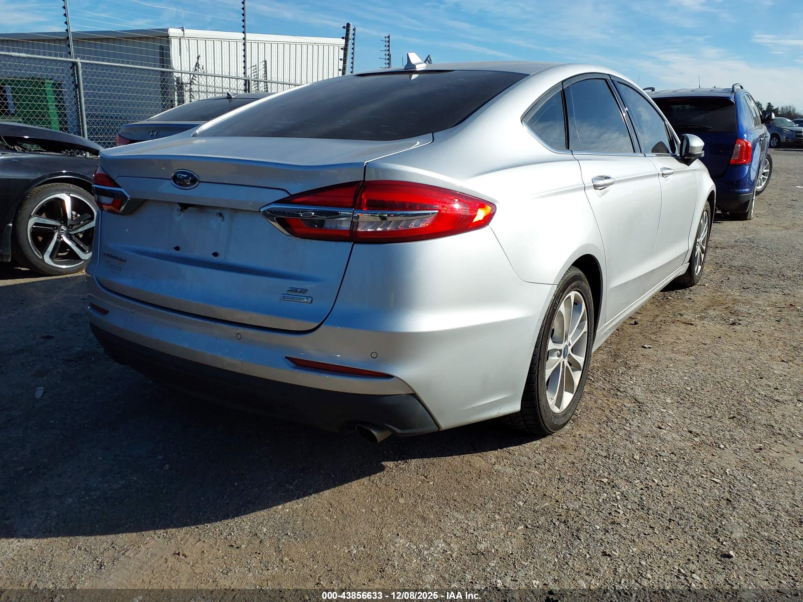 FORD FUSION image 4
