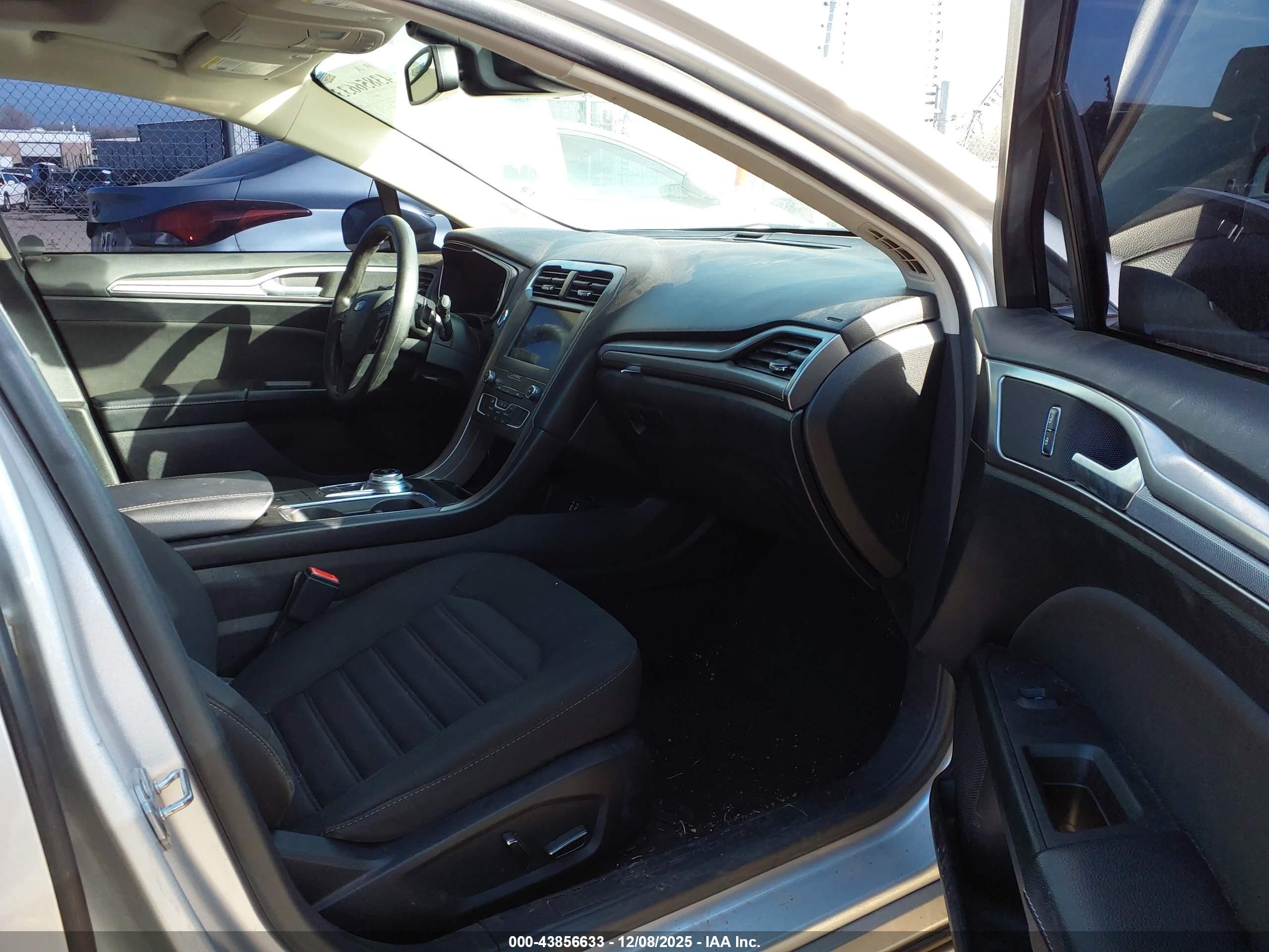 FORD FUSION image 5