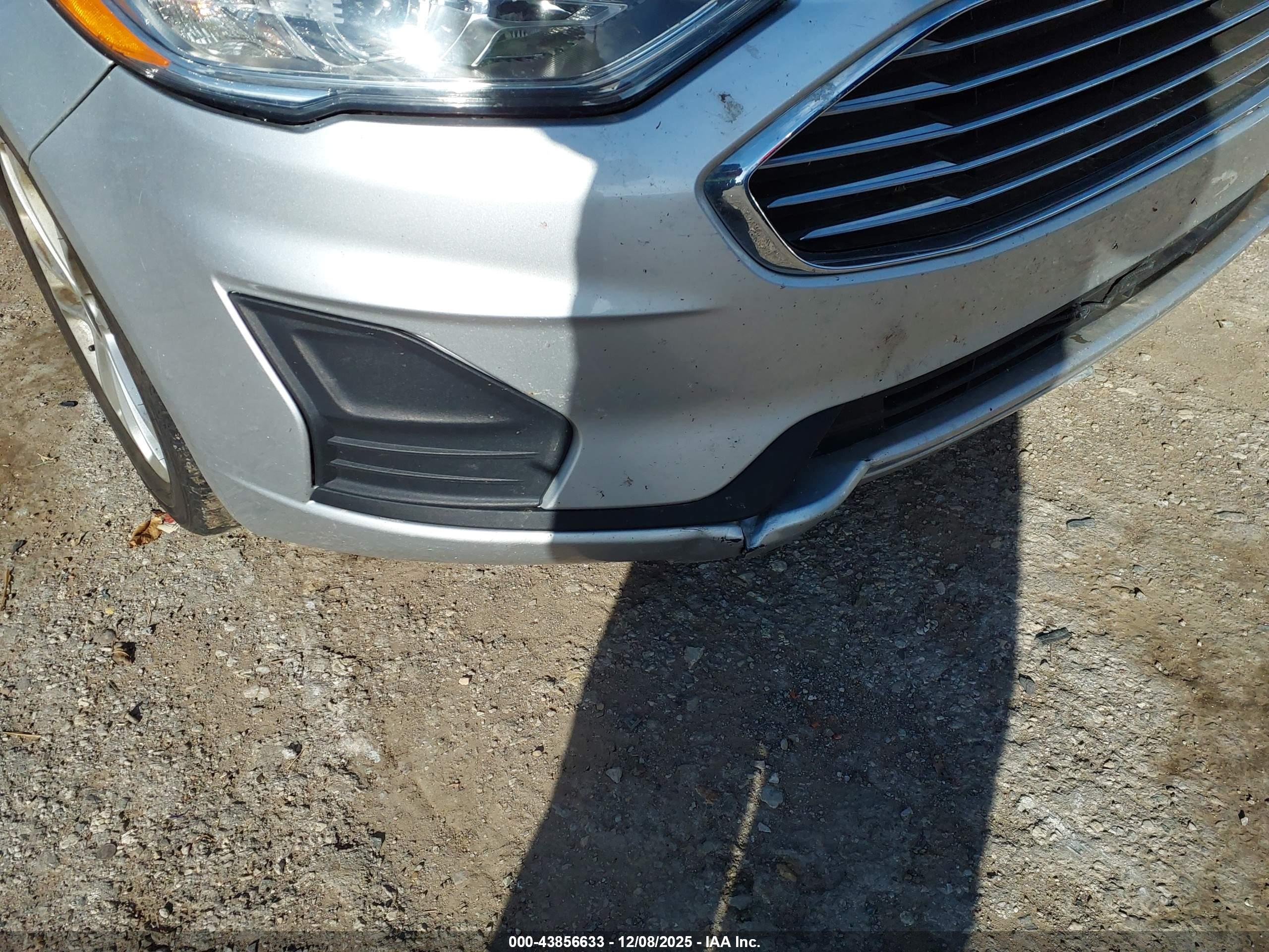 FORD FUSION image 6