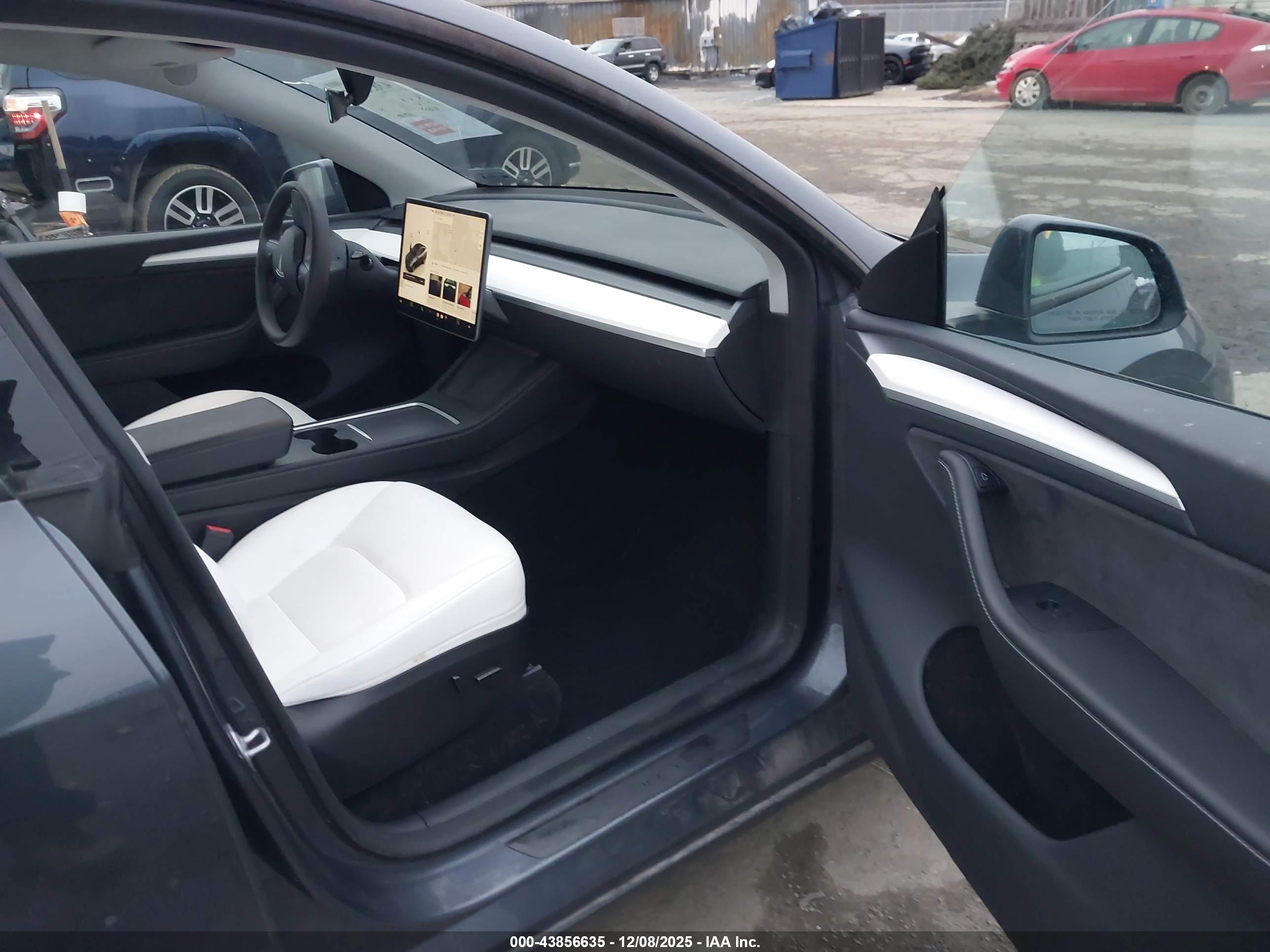 TESLA MODEL image 5