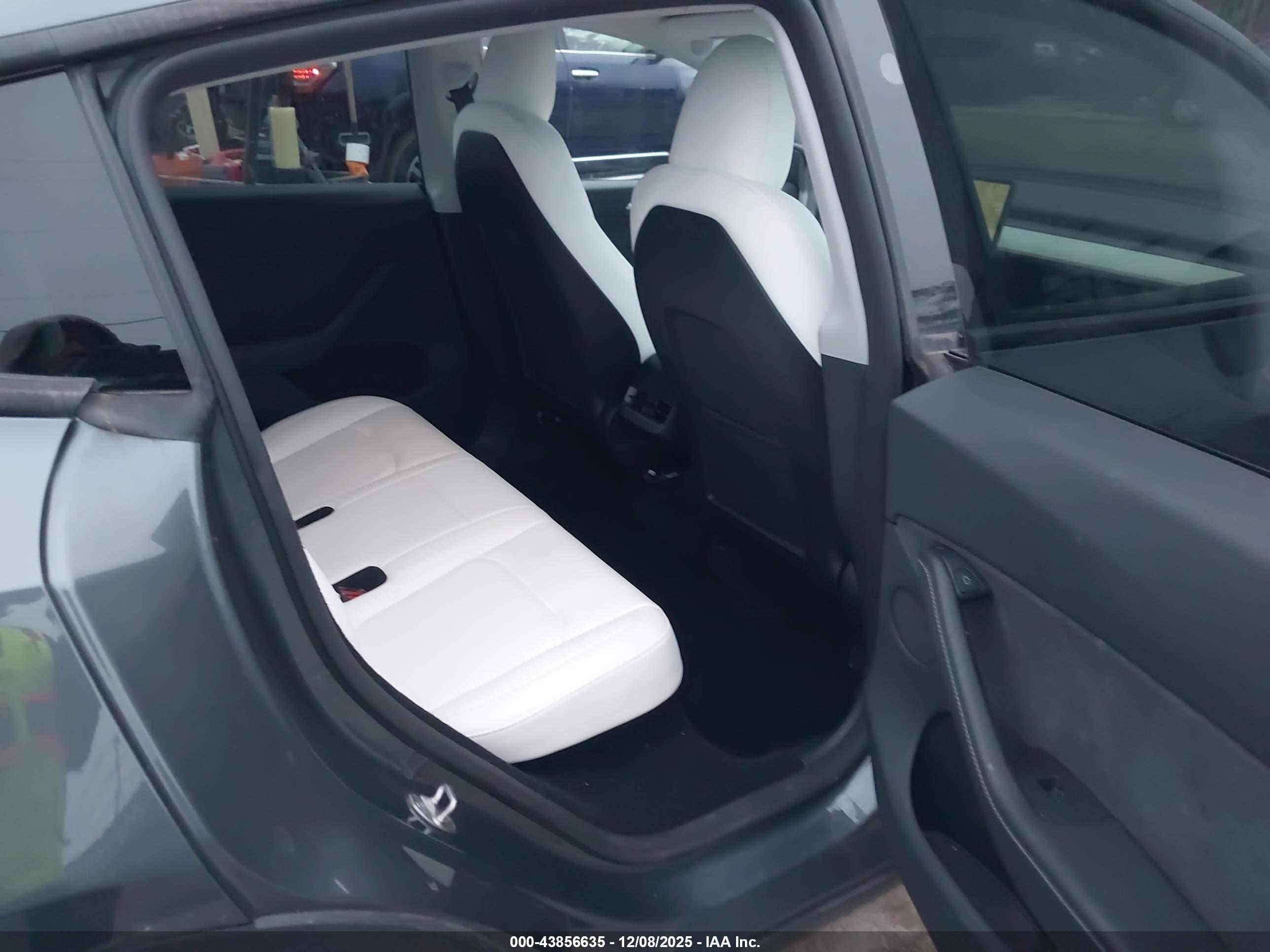 TESLA MODEL image 8