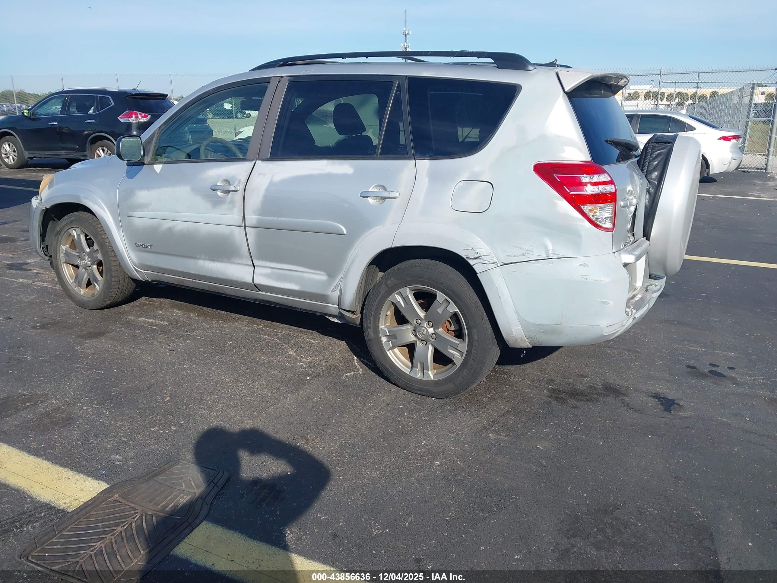 TOYOTA RAV4 image 3