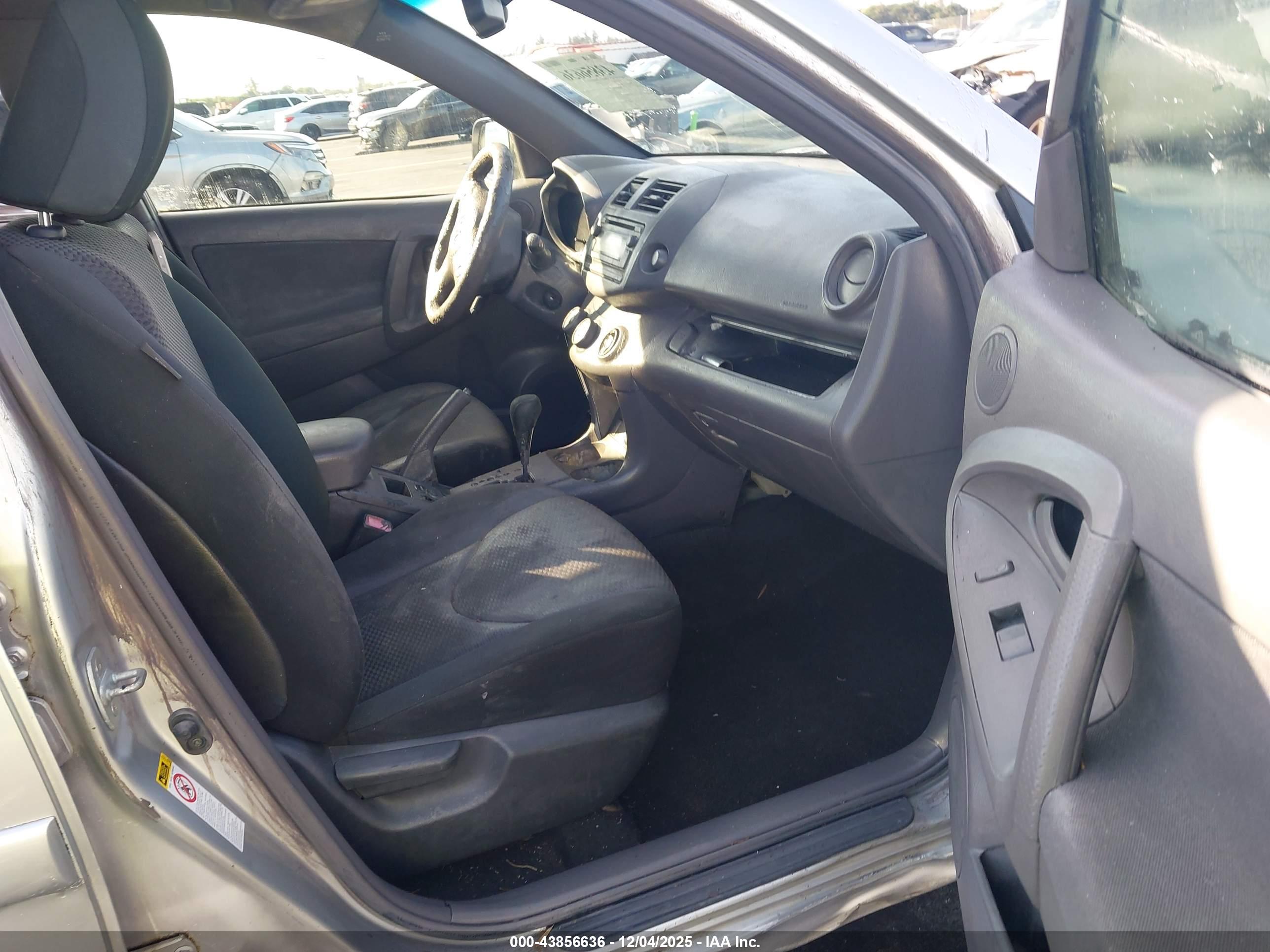 TOYOTA RAV4 image 5