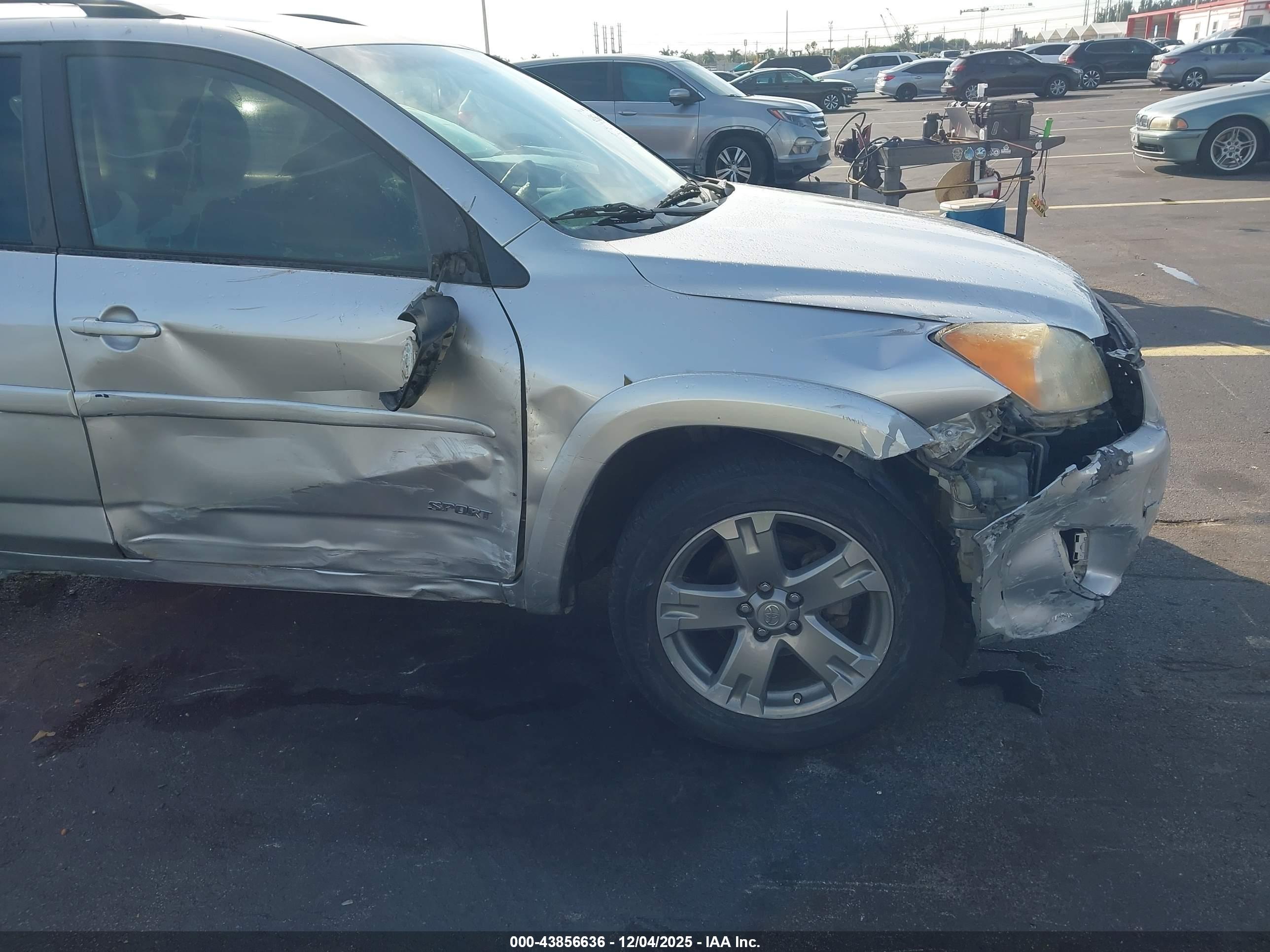 TOYOTA RAV4 image 6