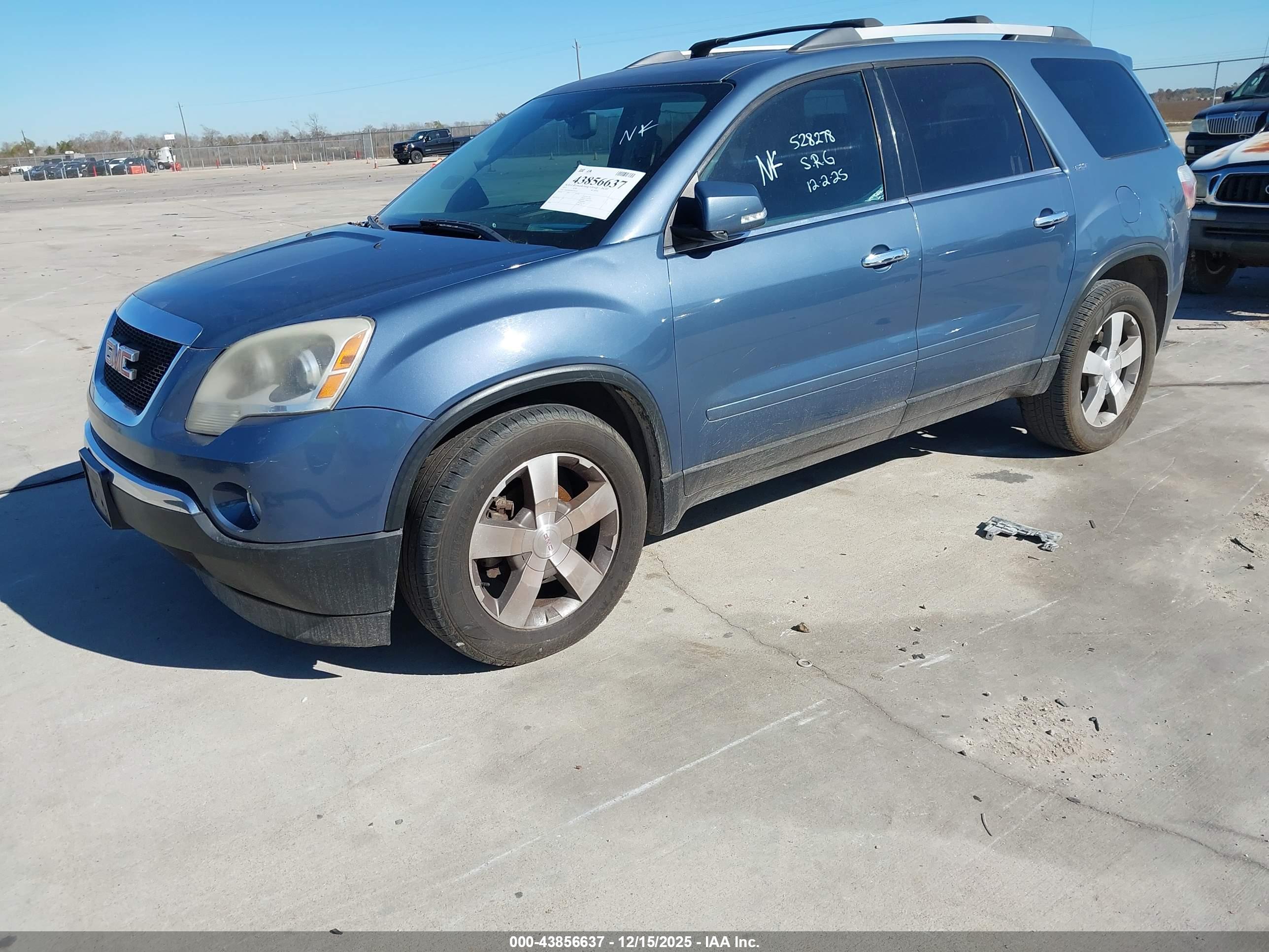 GMC ACADIA image 2
