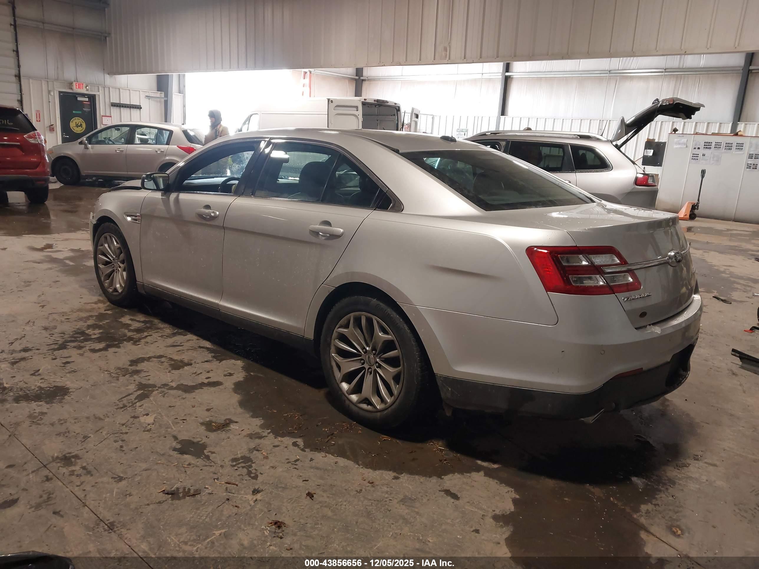 FORD TAURUS image 3