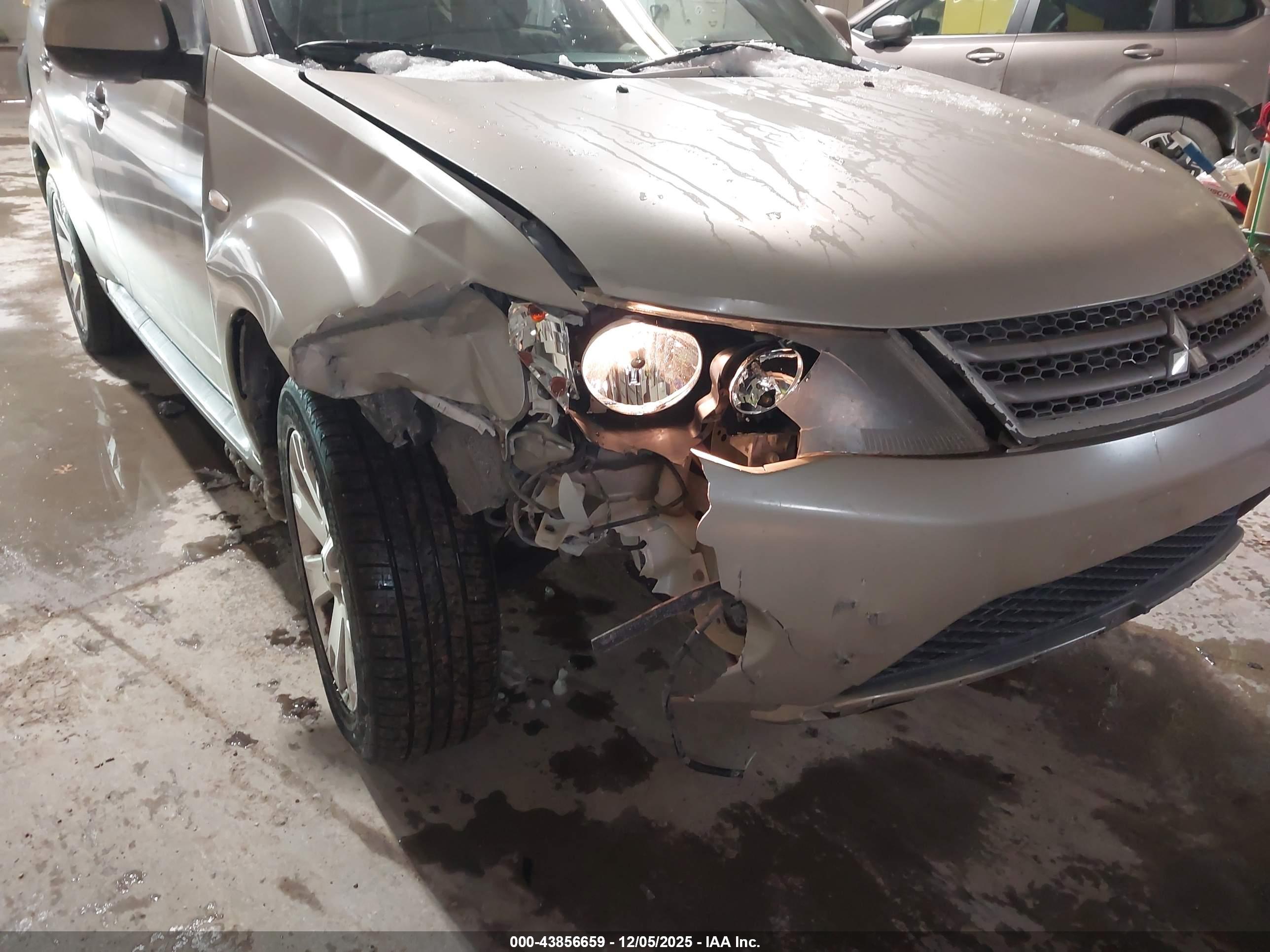 MITSUBISHI OUTLANDER image 6
