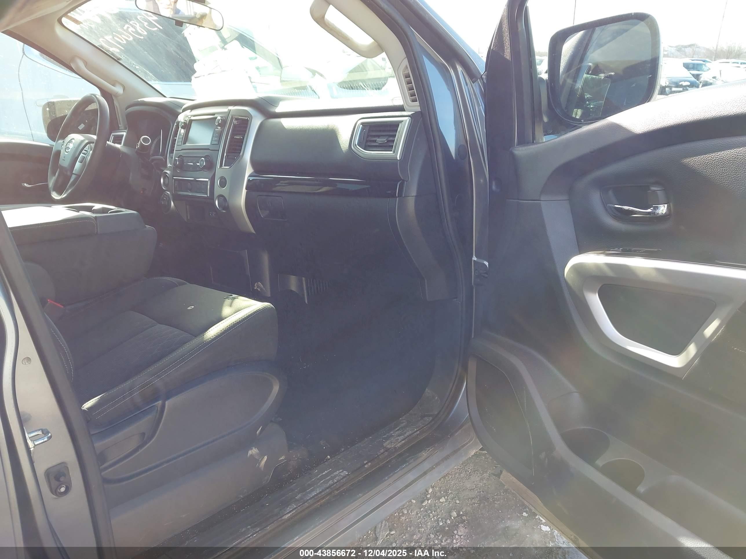 NISSAN TITAN image 5