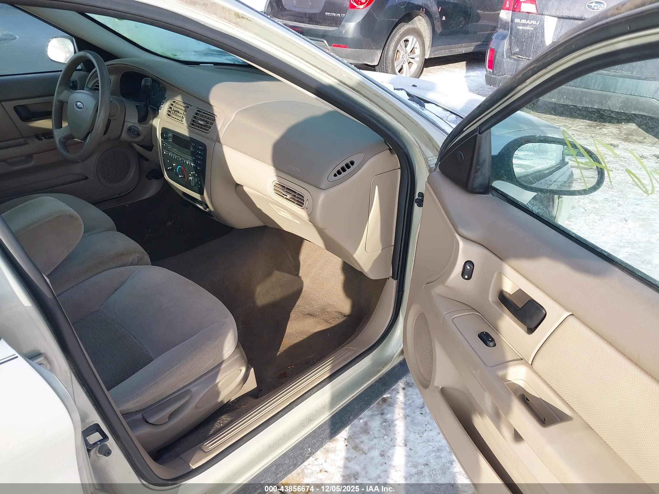 FORD TAURUS image 5