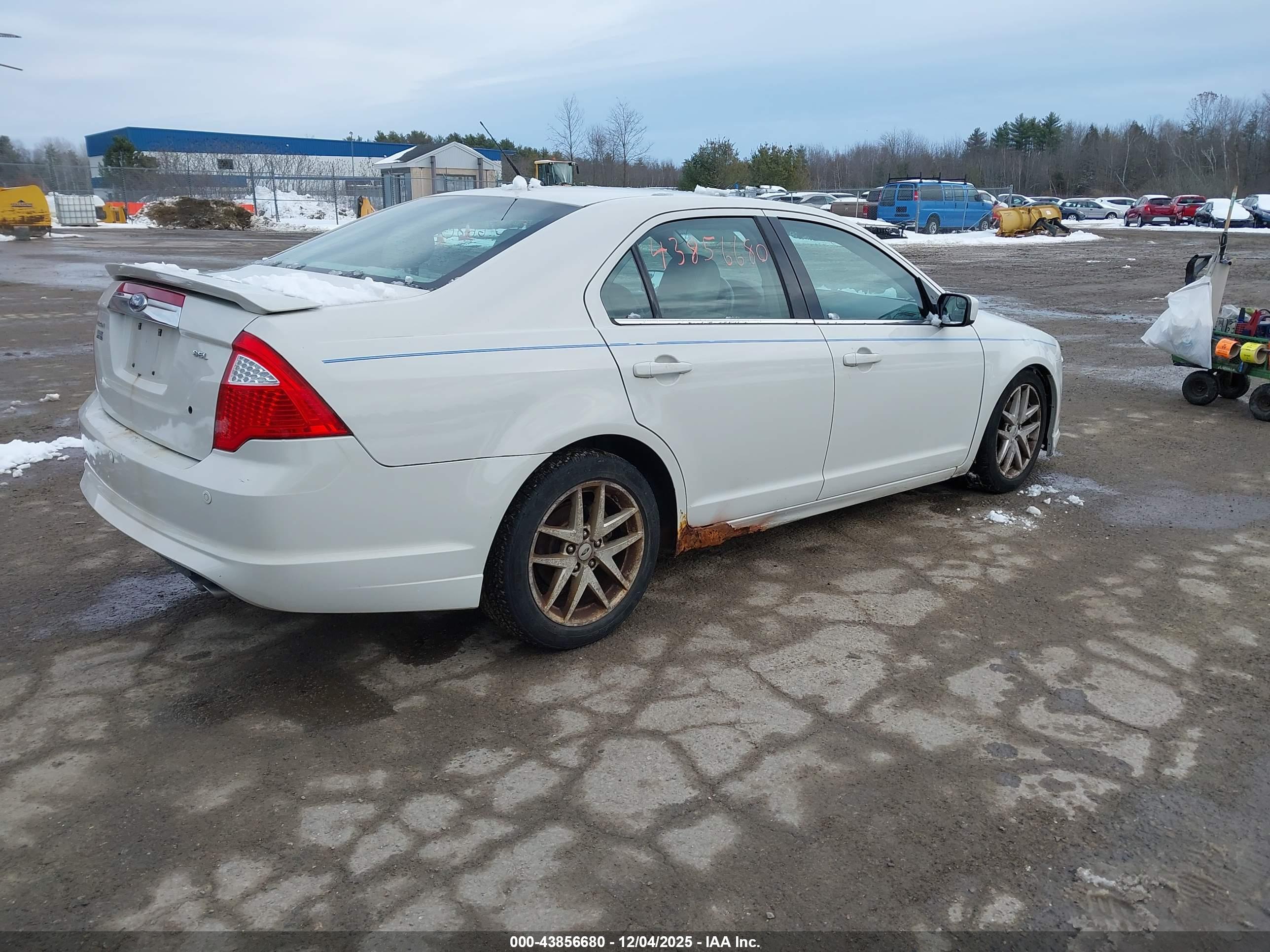 FORD FUSION image 4
