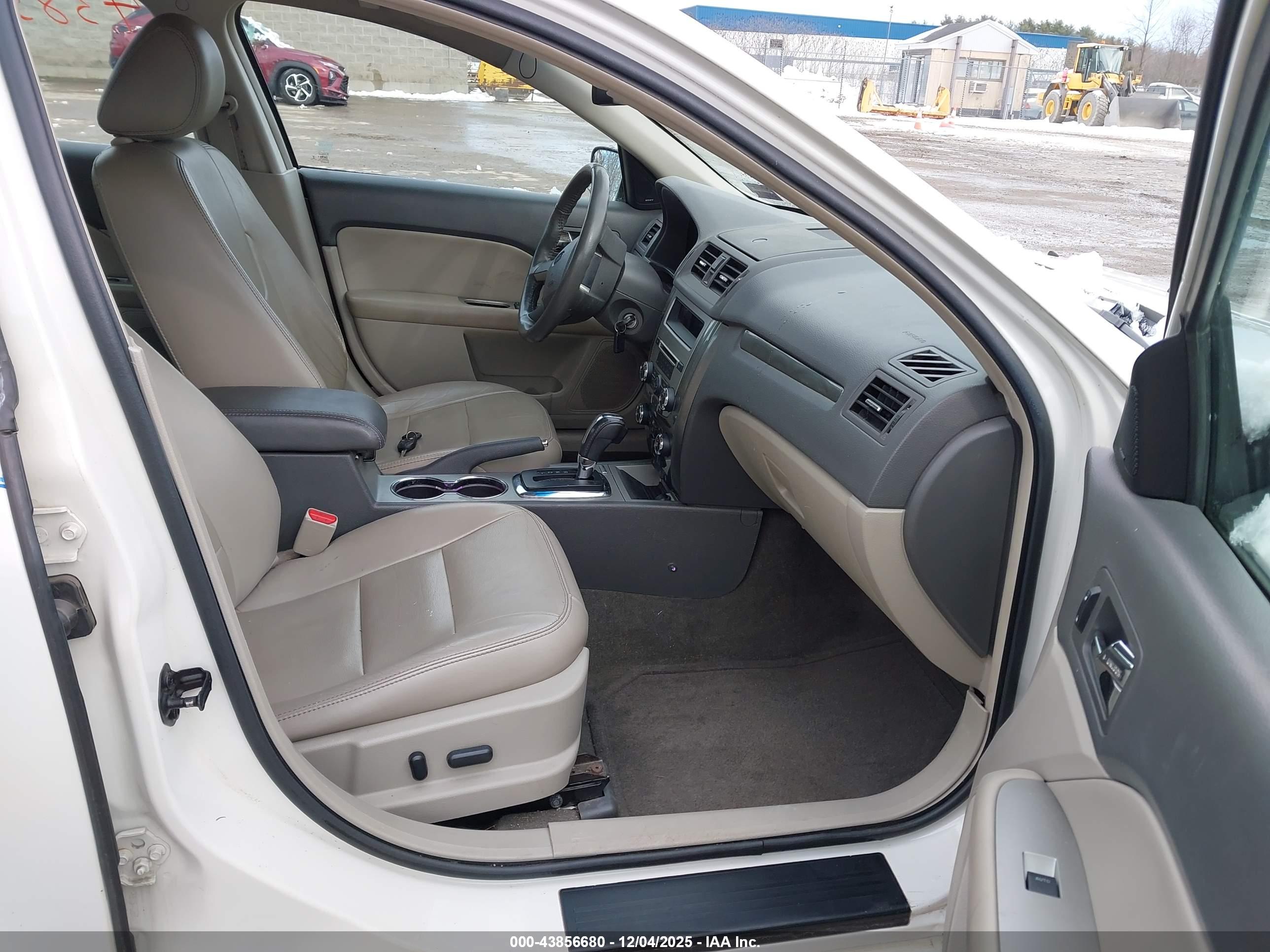 FORD FUSION image 5
