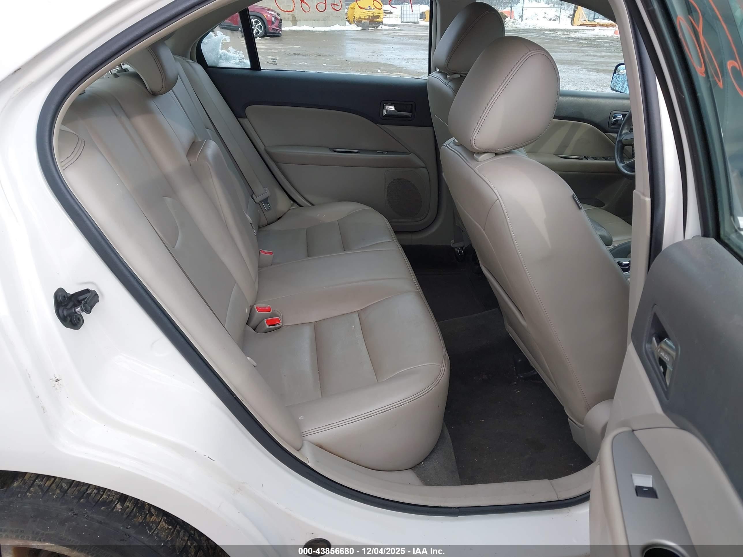 FORD FUSION image 8