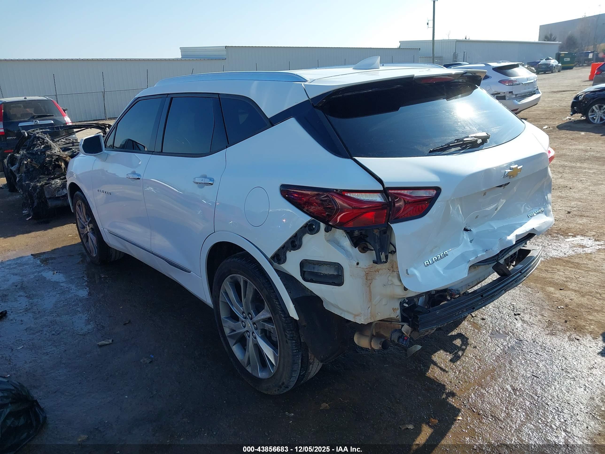 CHEVROLET BLAZER image 3