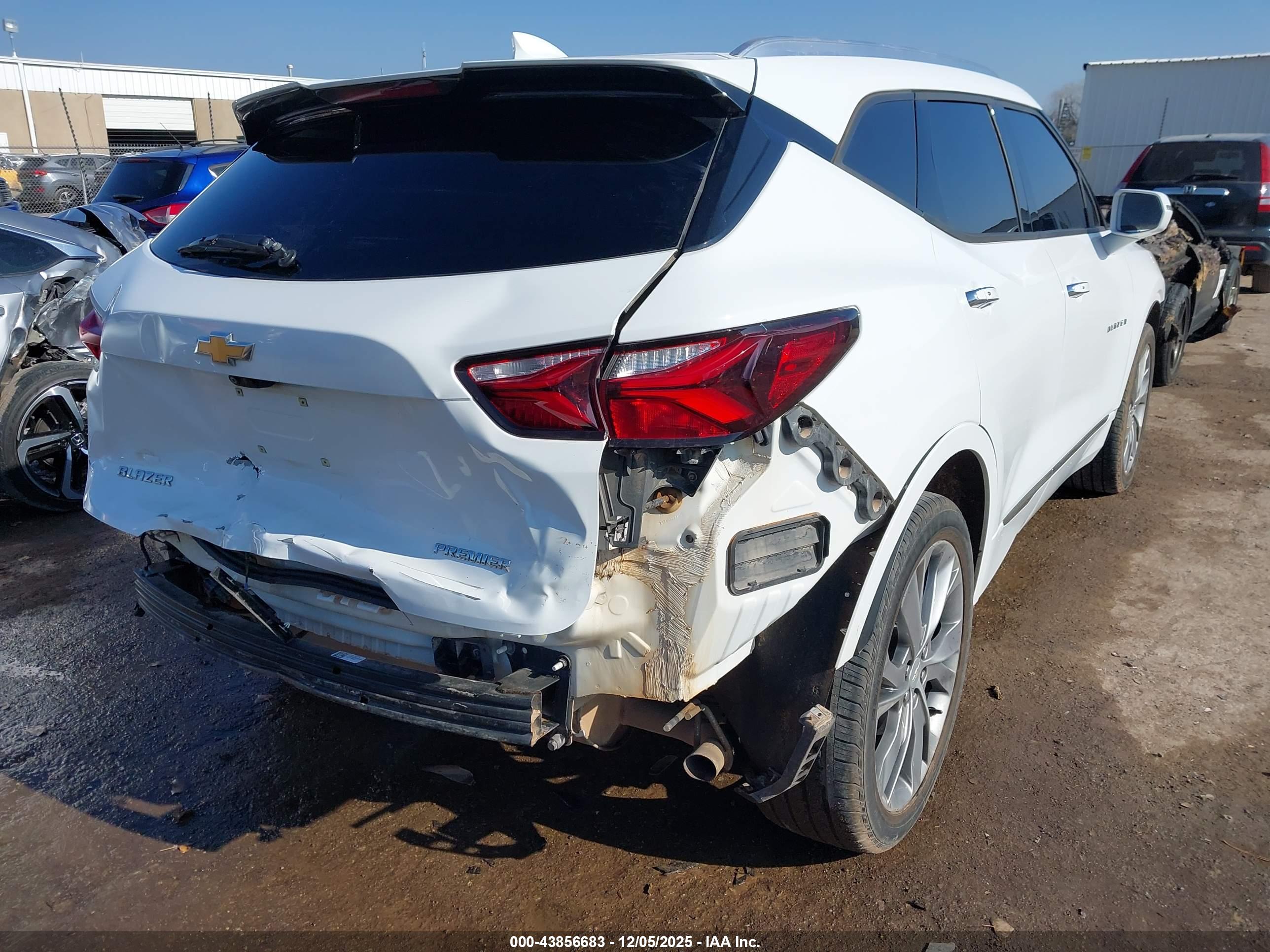 CHEVROLET BLAZER image 4