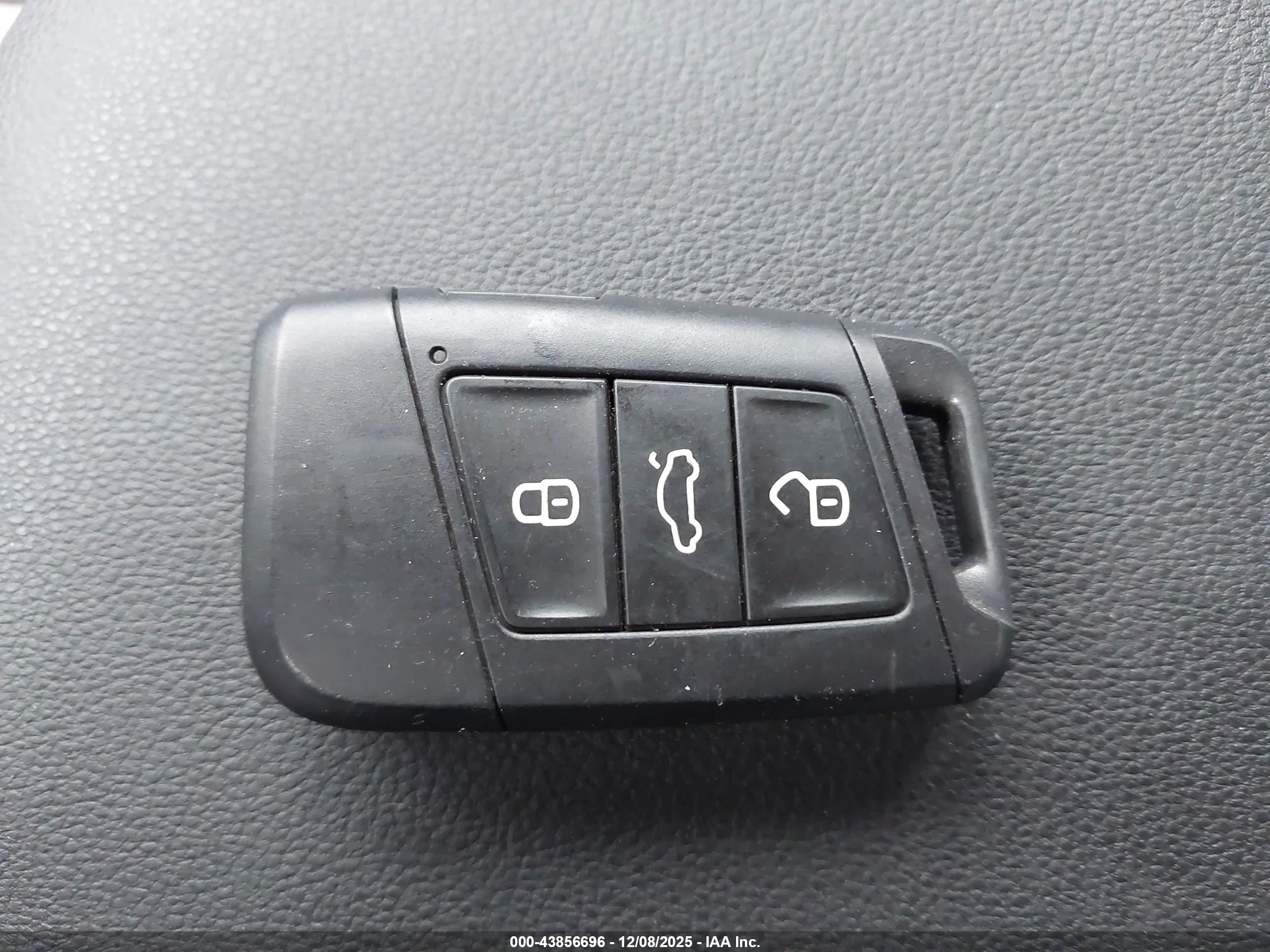 VOLKSWAGEN TAOS image 11