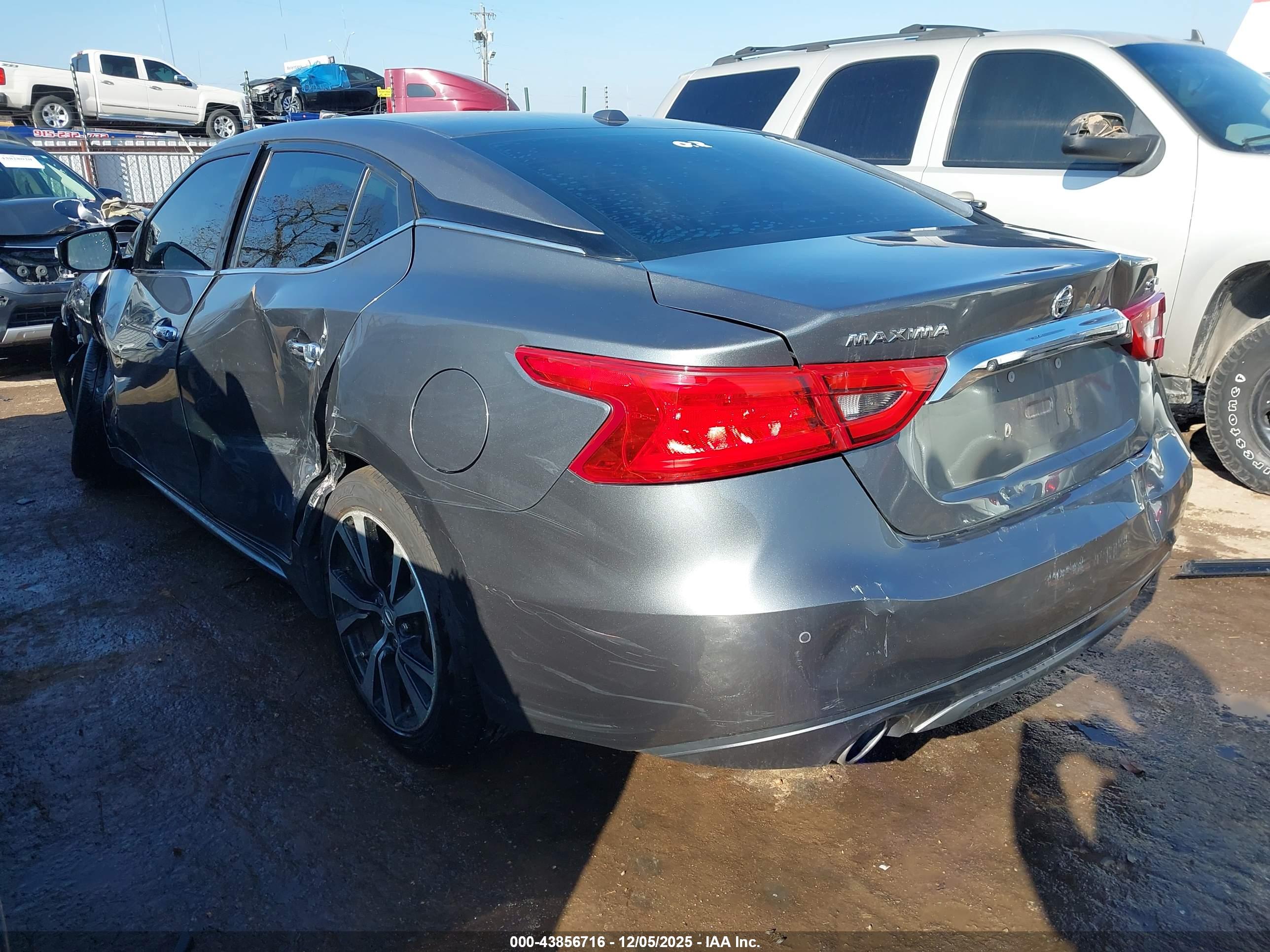 NISSAN MAXIMA image 3