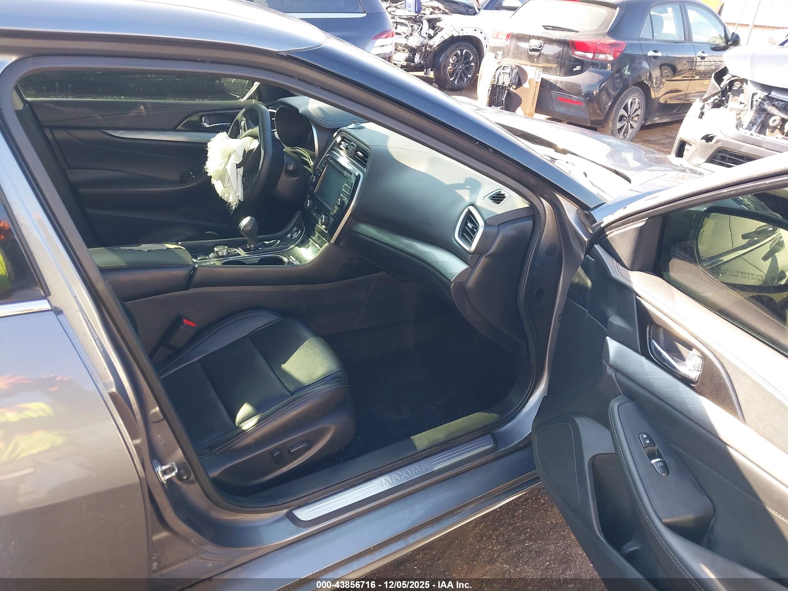 NISSAN MAXIMA image 5