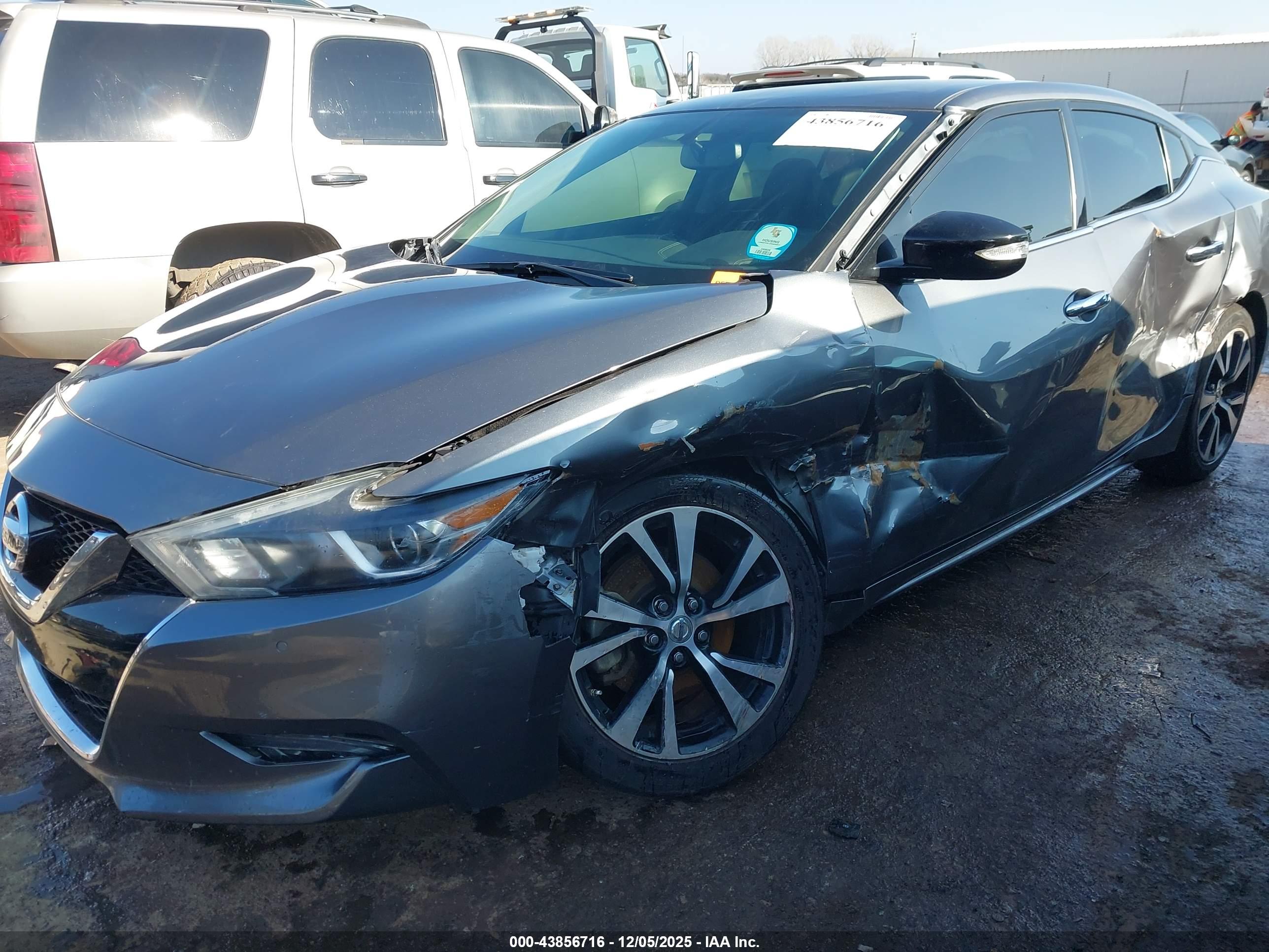 NISSAN MAXIMA image 6