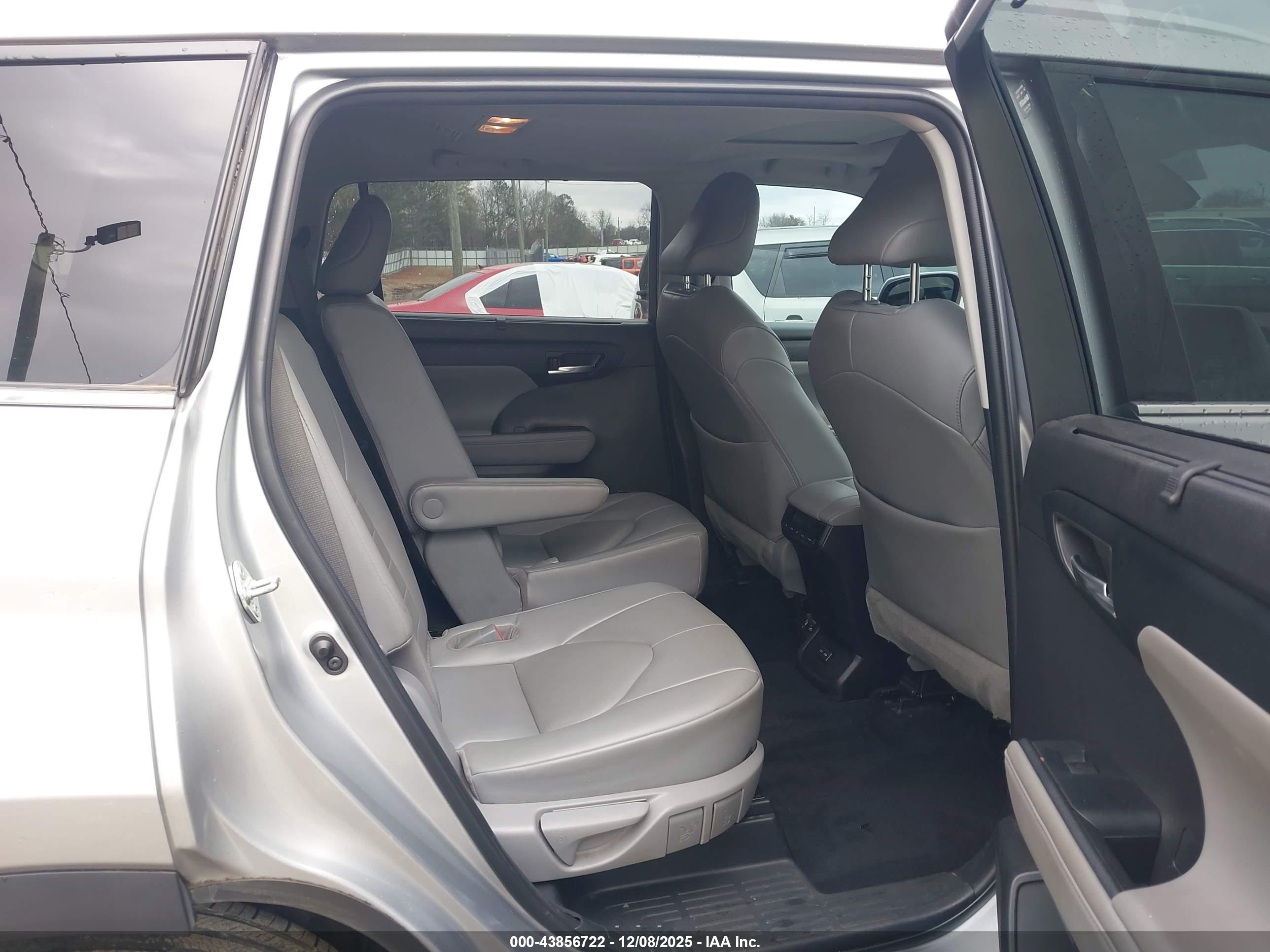 TOYOTA HIGHLANDER image 8