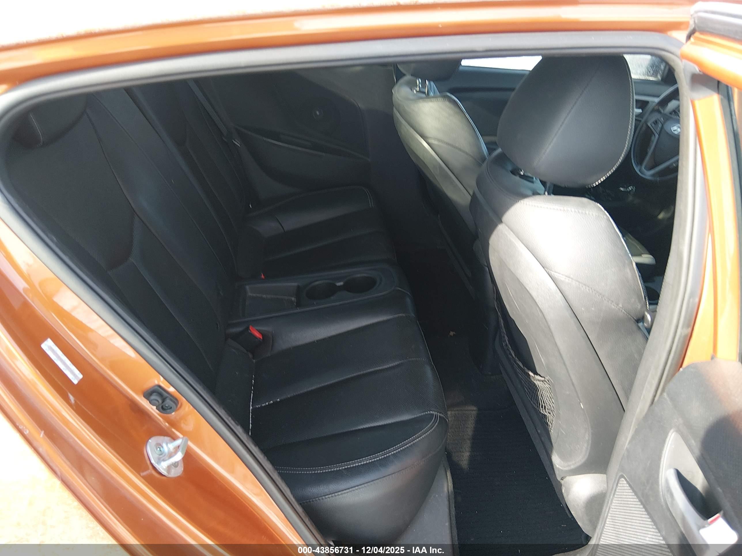 HYUNDAI VELOSTER image 8