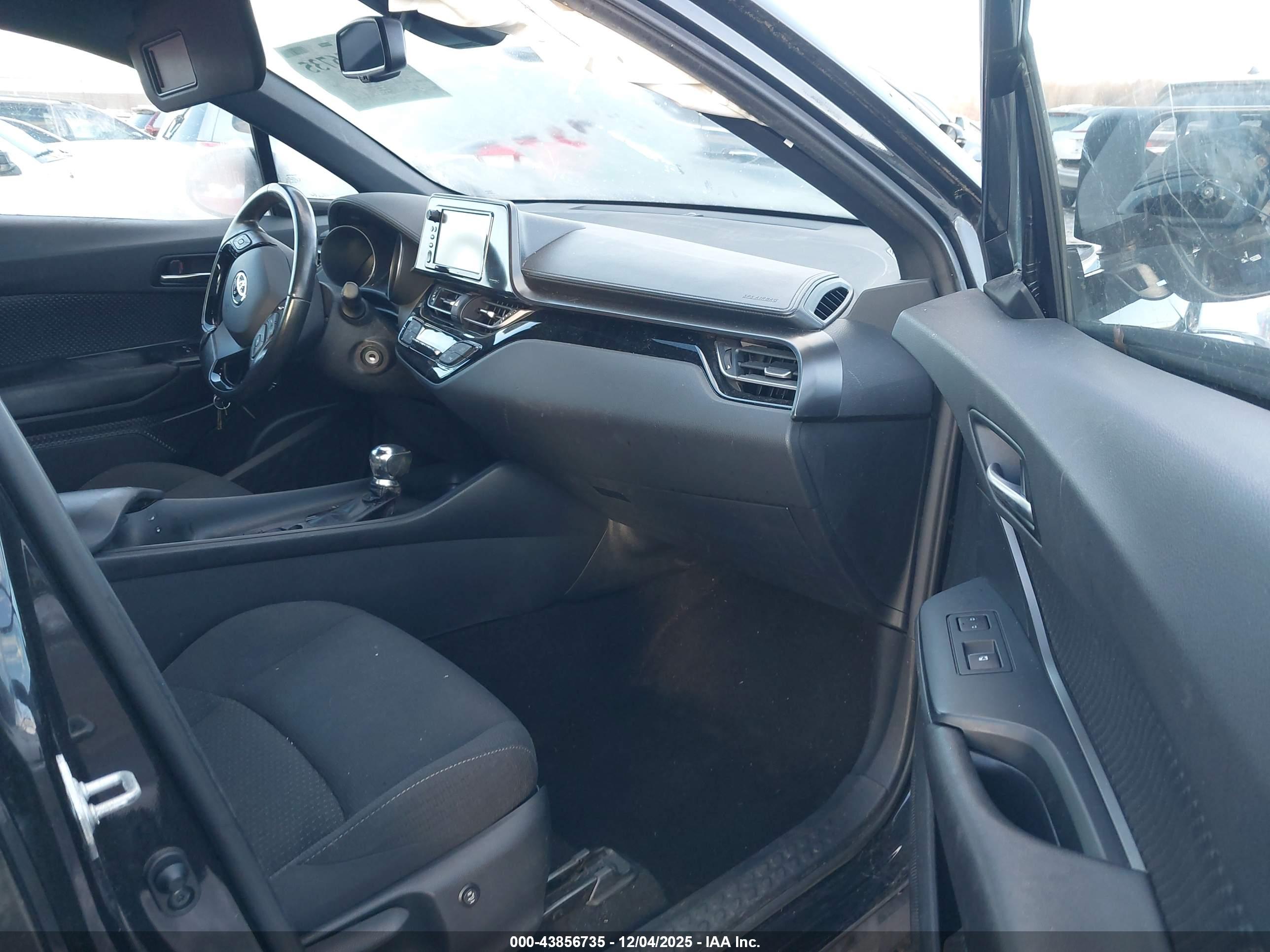 TOYOTA C-HR image 5