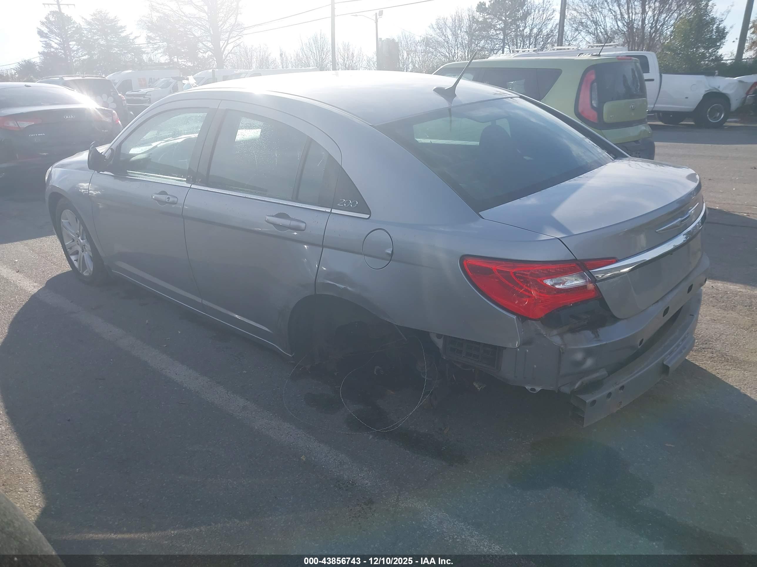 CHRYSLER 200 image 3