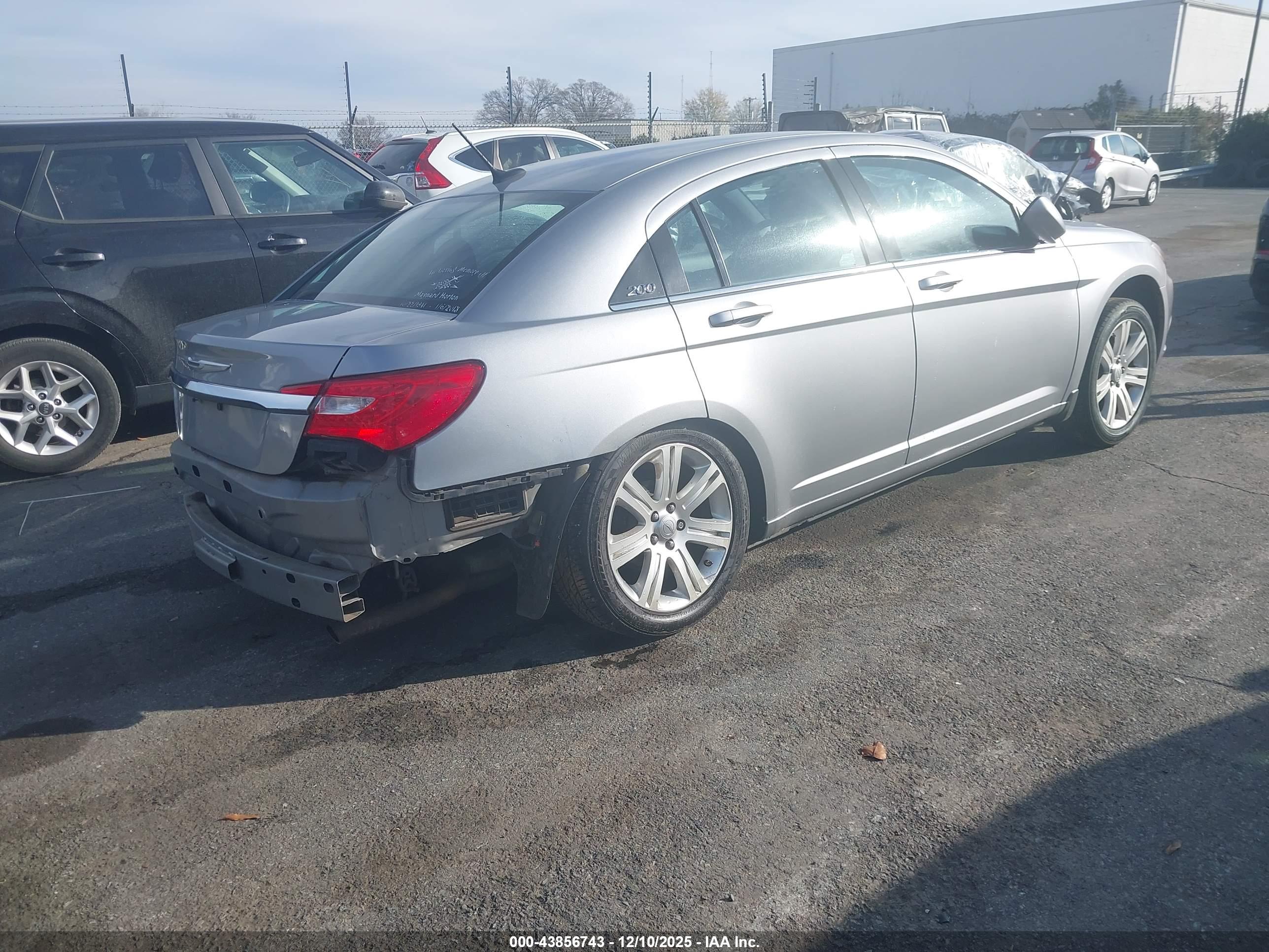 CHRYSLER 200 image 4