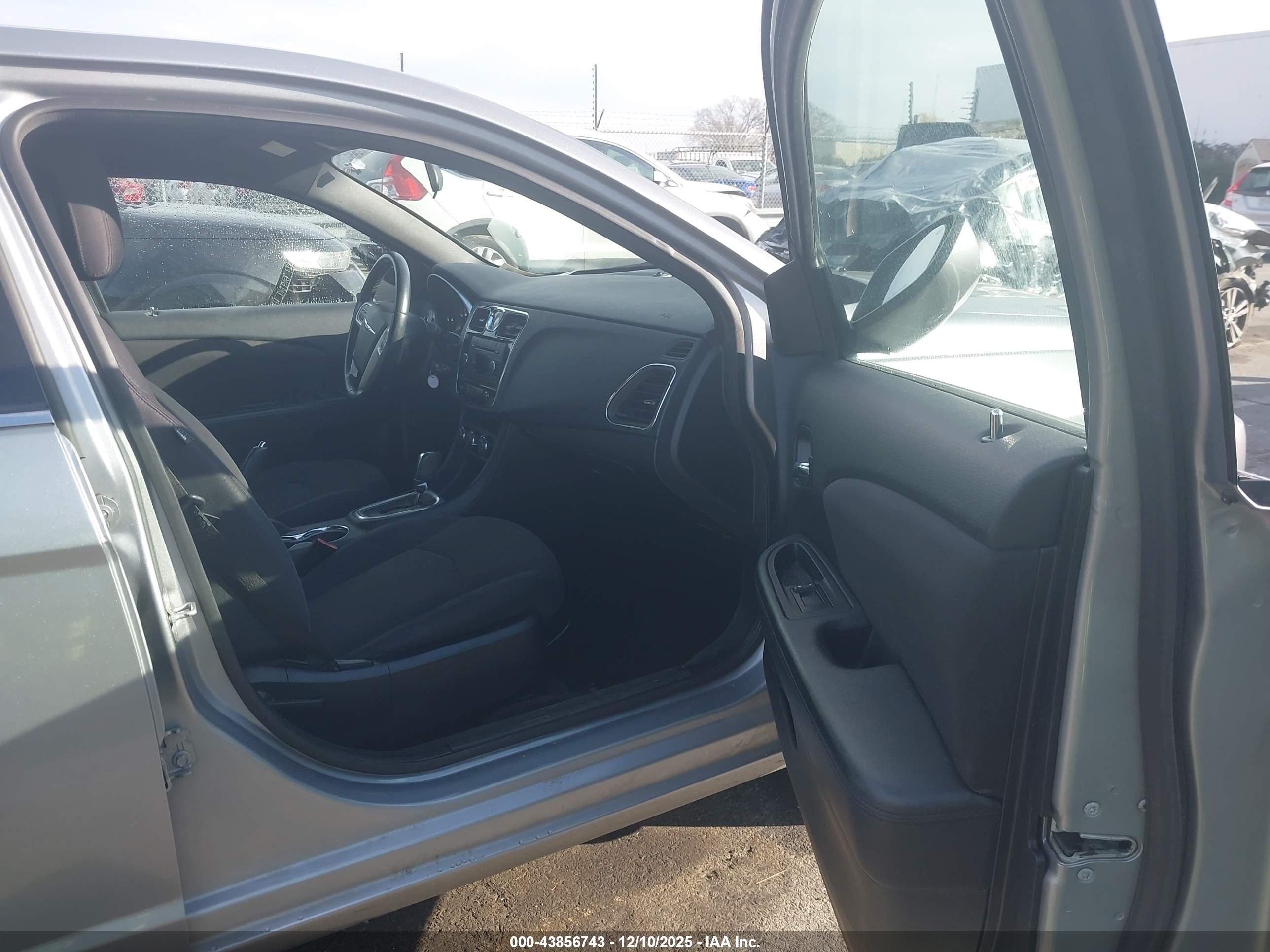 CHRYSLER 200 image 5