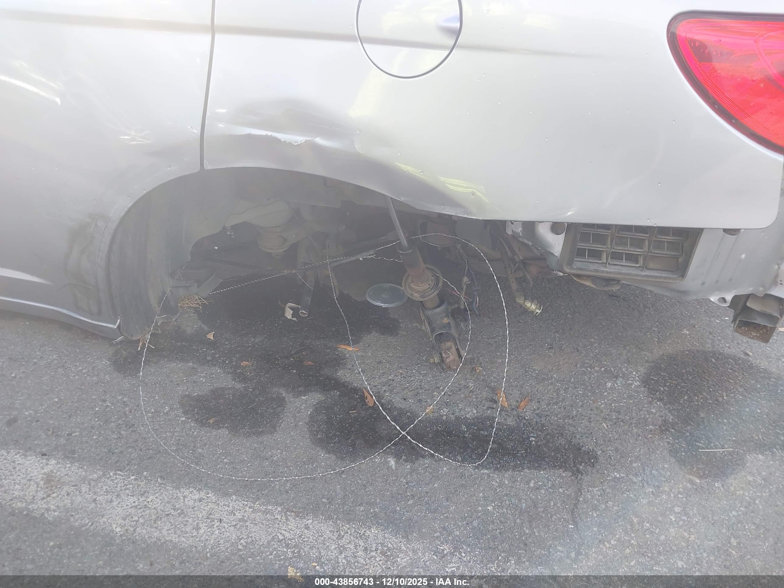 CHRYSLER 200 image 6