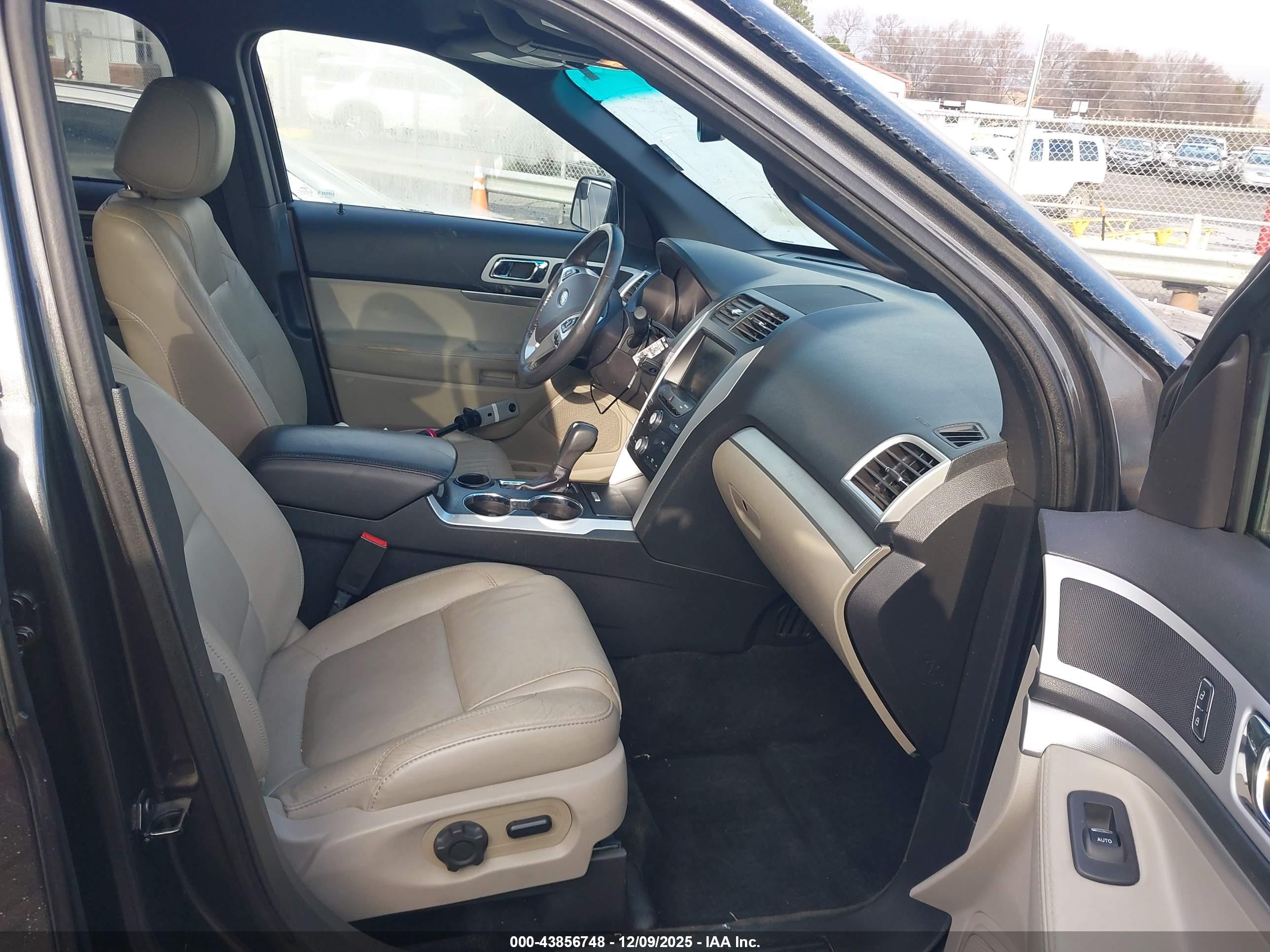FORD EXPLORER image 5