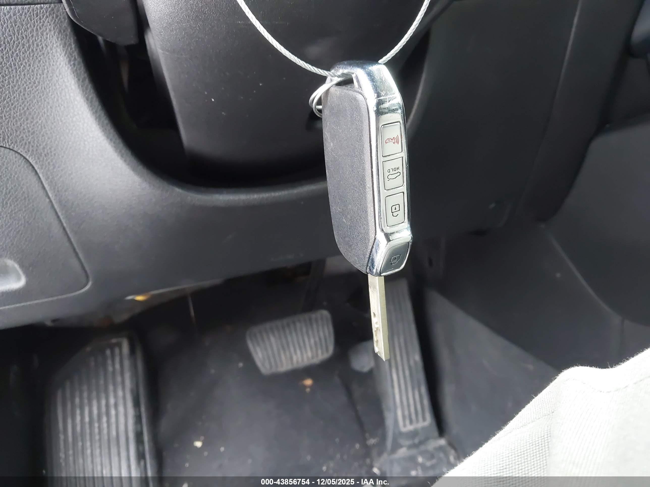 KIA K5 image 11