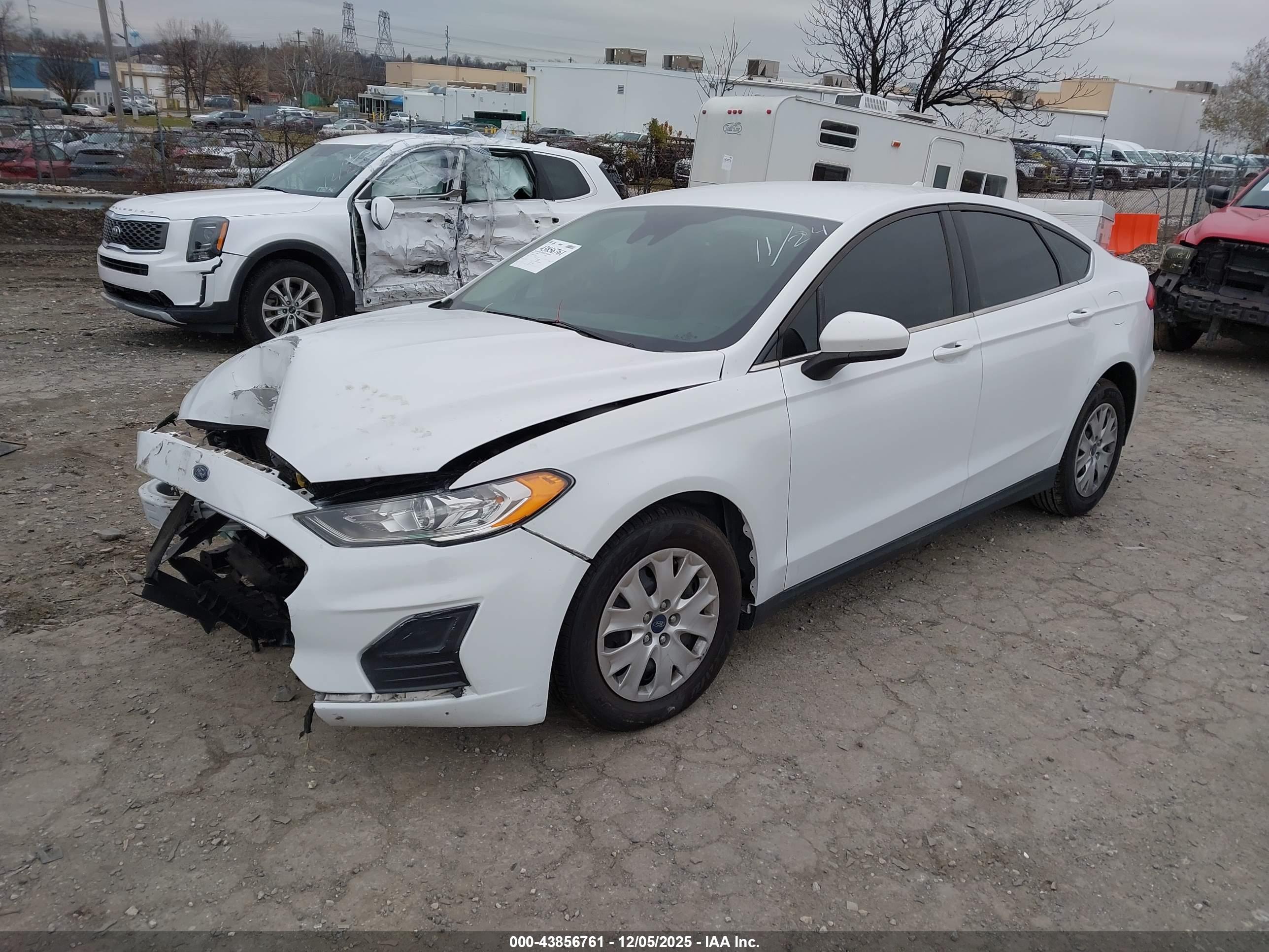 FORD FUSION image 2