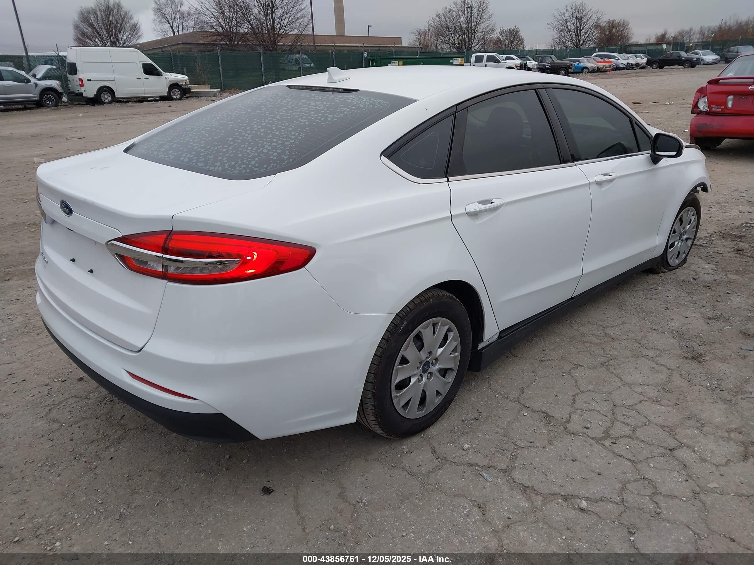 FORD FUSION image 4