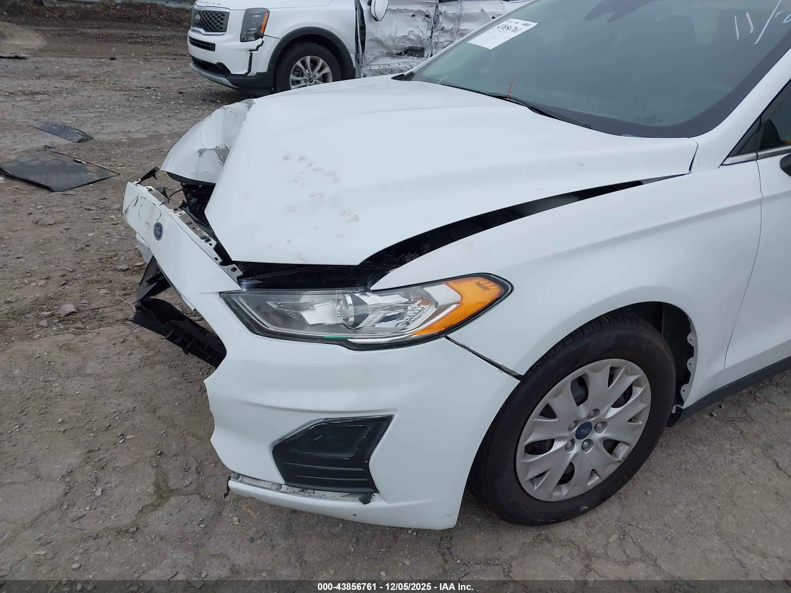 FORD FUSION image 6