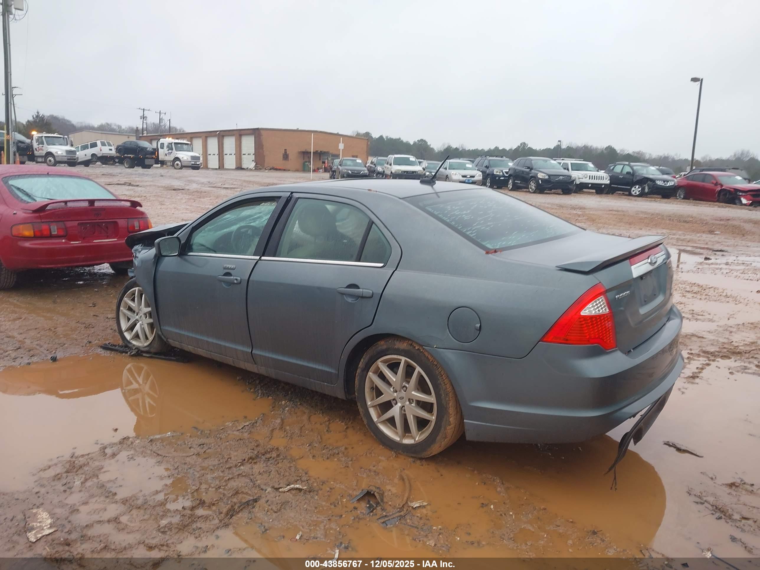 FORD FUSION image 3