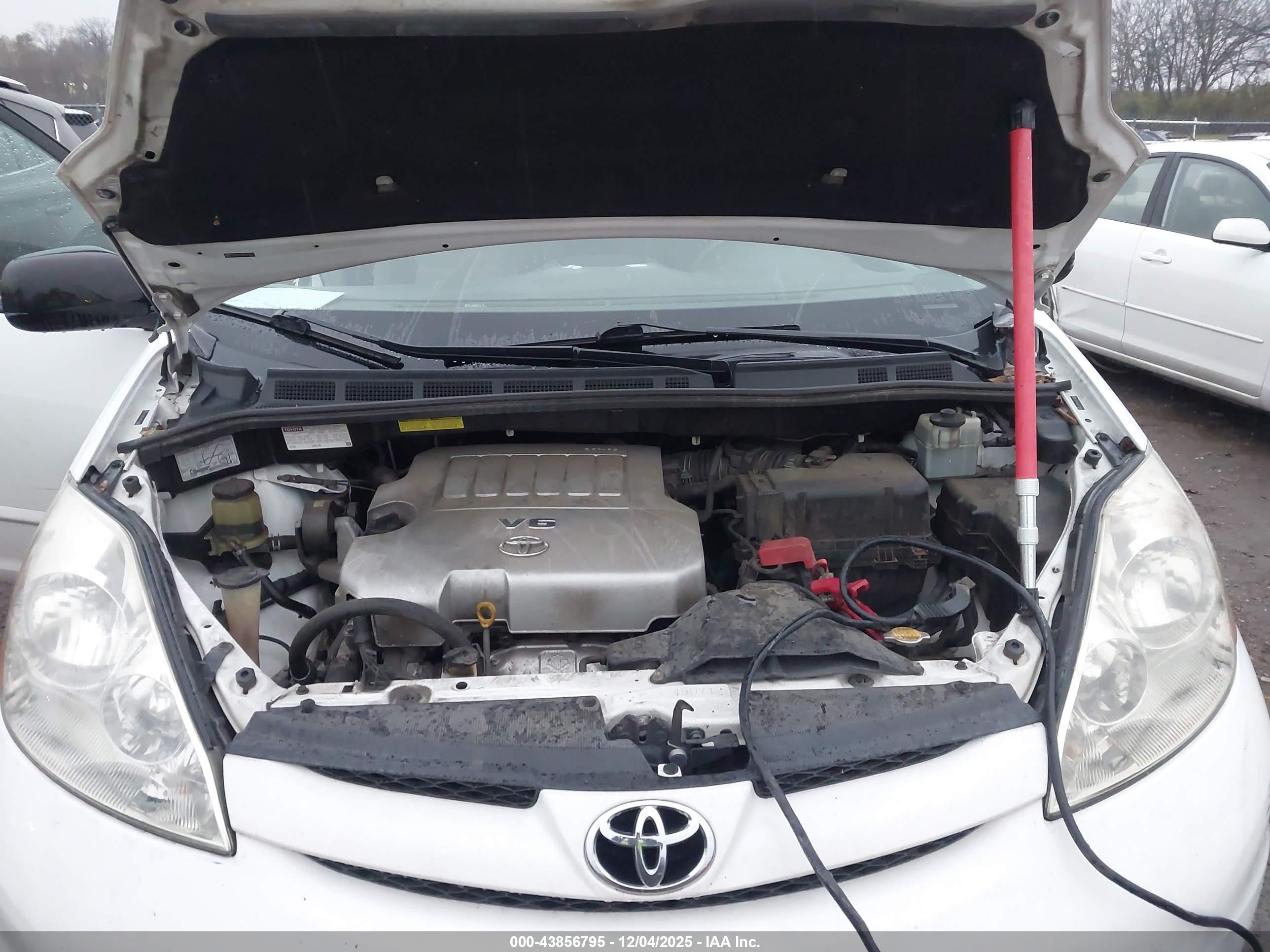 TOYOTA SIENNA image 10
