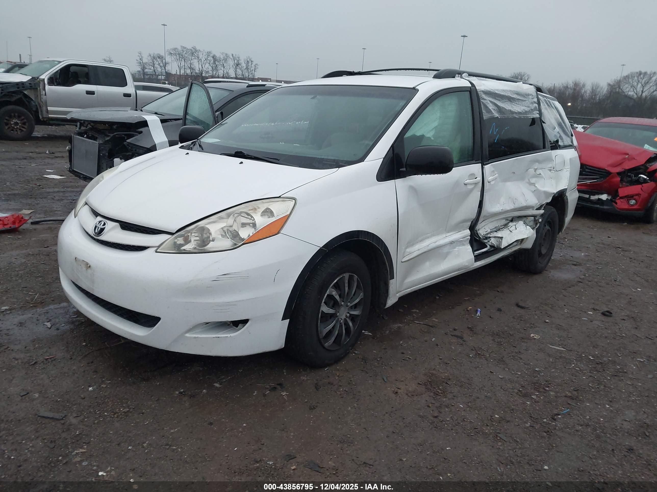 TOYOTA SIENNA image 2