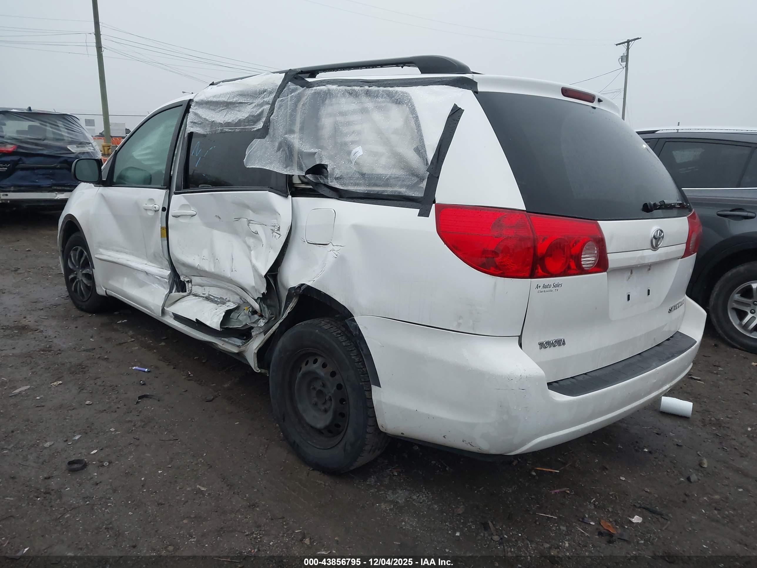TOYOTA SIENNA image 3