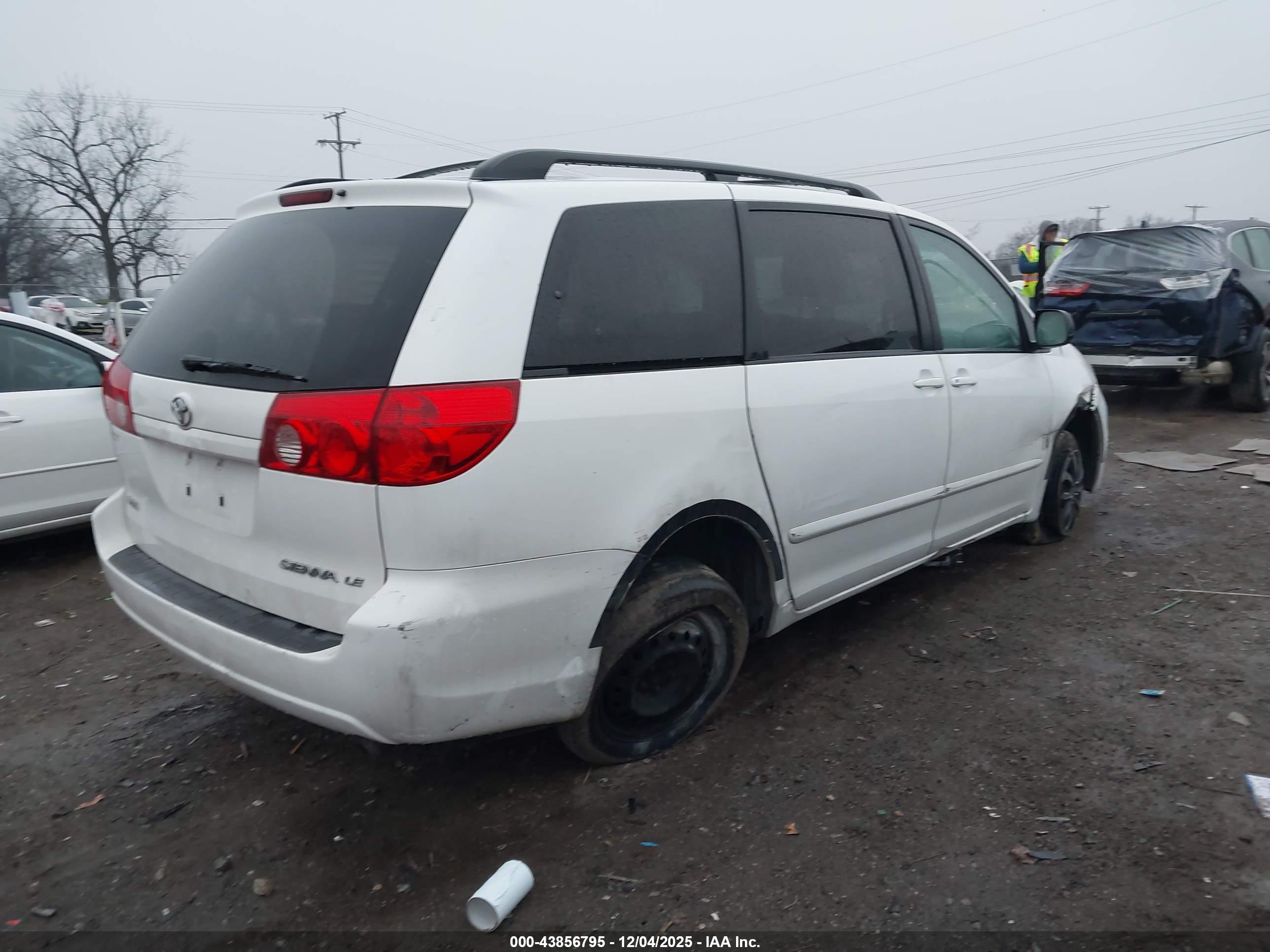 TOYOTA SIENNA image 4