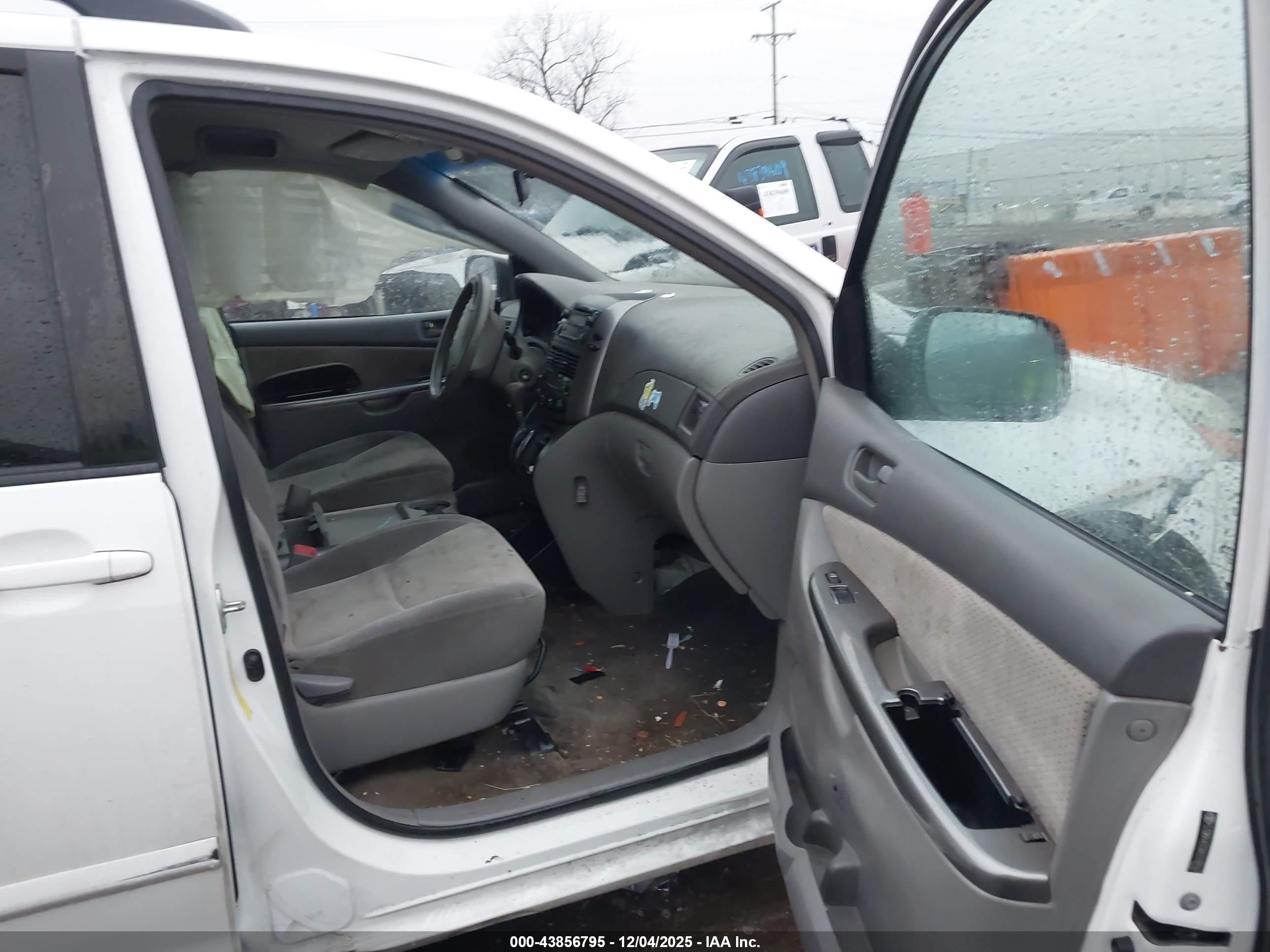 TOYOTA SIENNA image 5