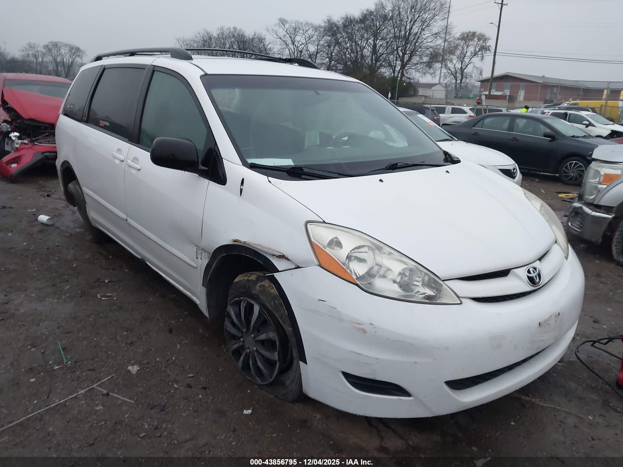 TOYOTA SIENNA image 6