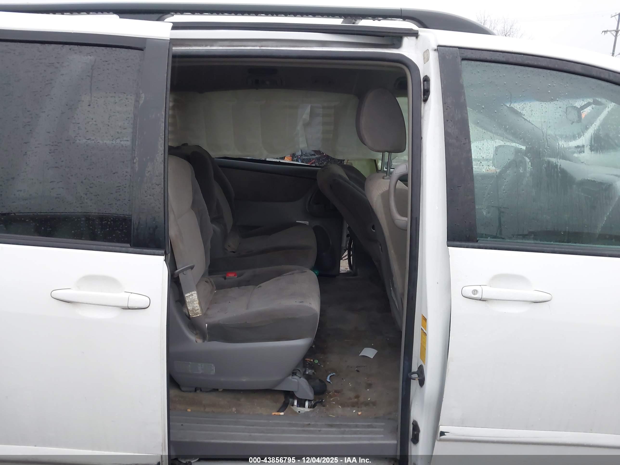 TOYOTA SIENNA image 8