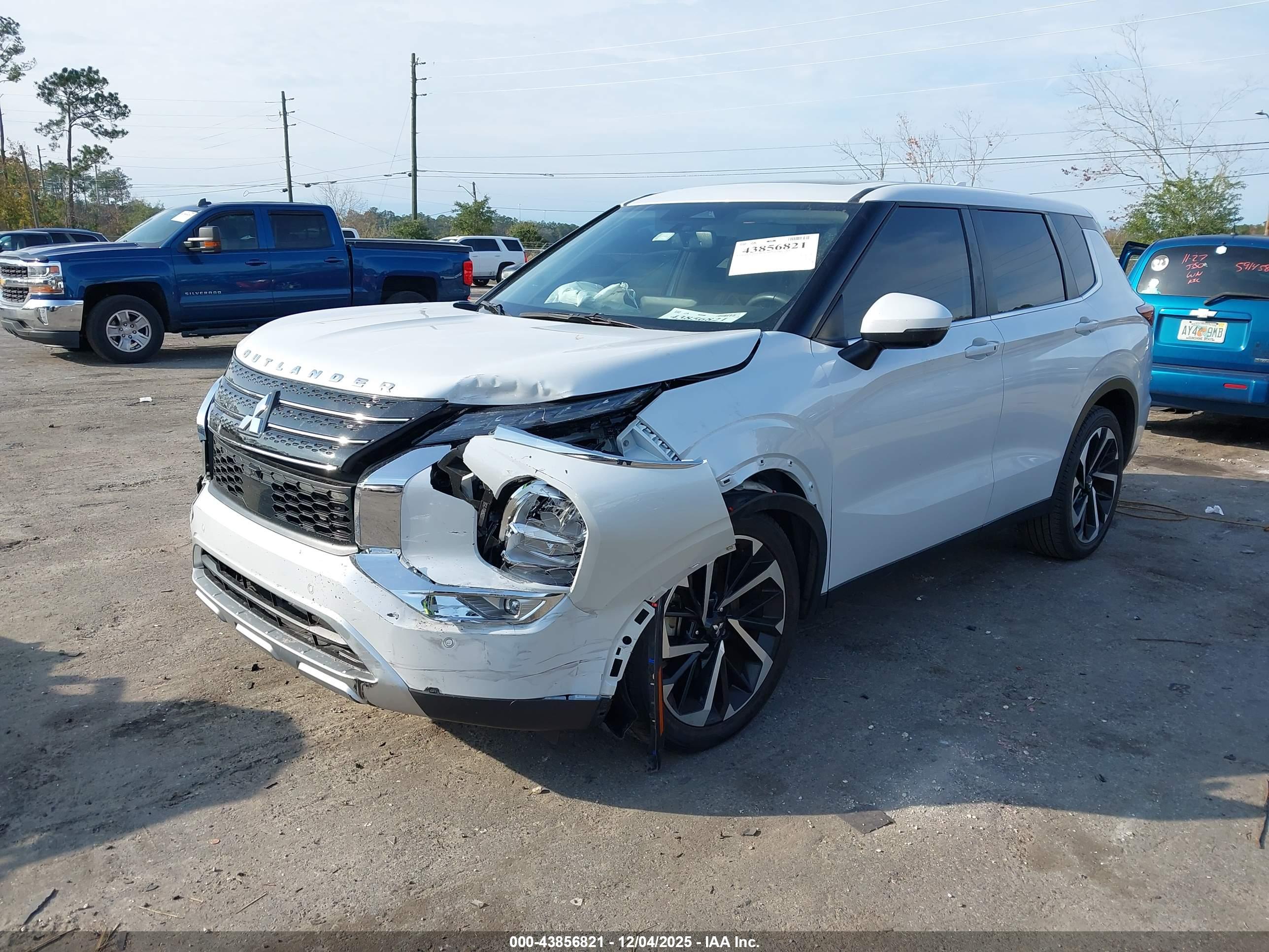 MITSUBISHI OUTLANDER image 2